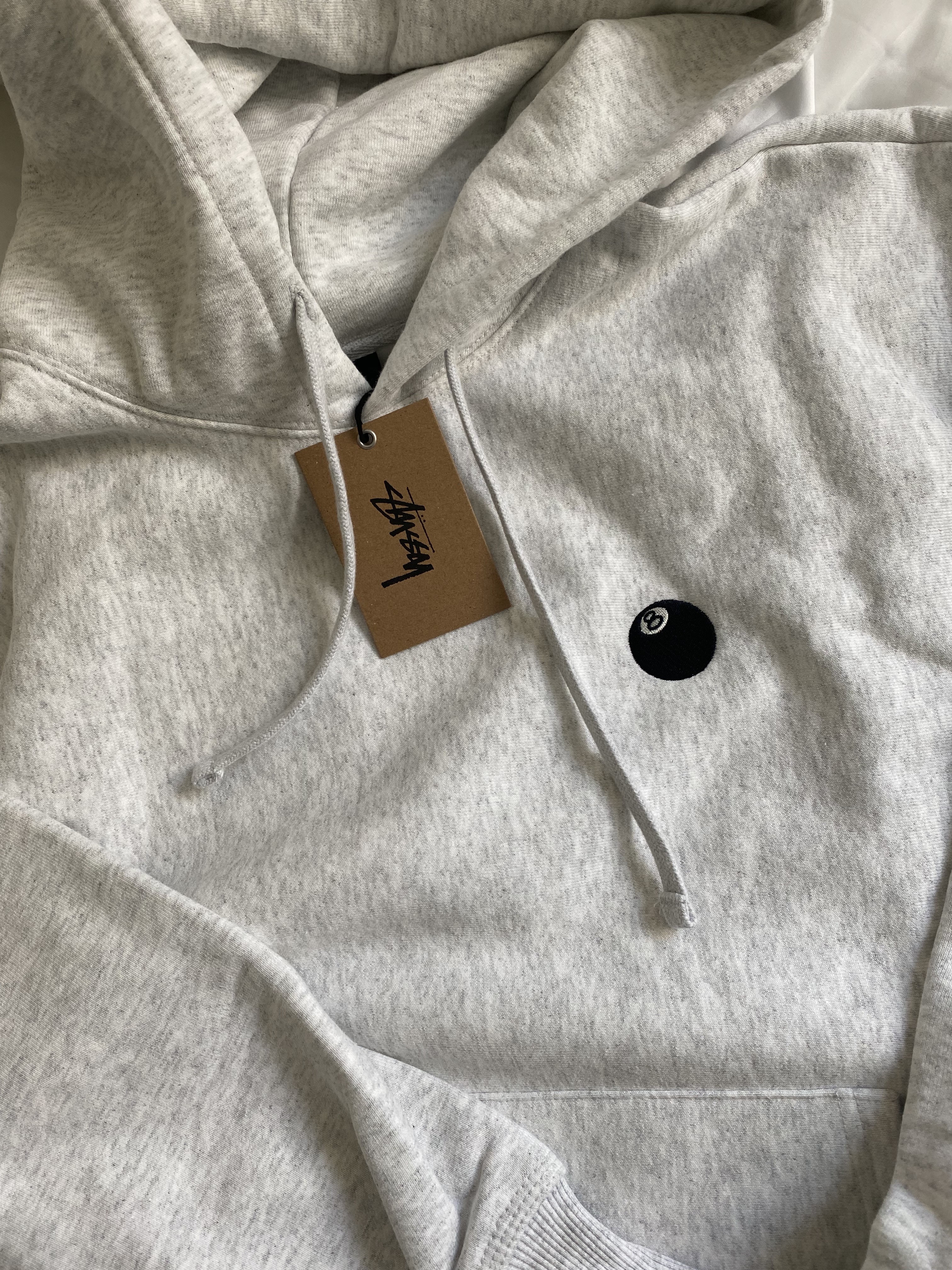 Stussy 8 Ball Embroidered Hoodie Ash Heather 착용 스타일 - 2