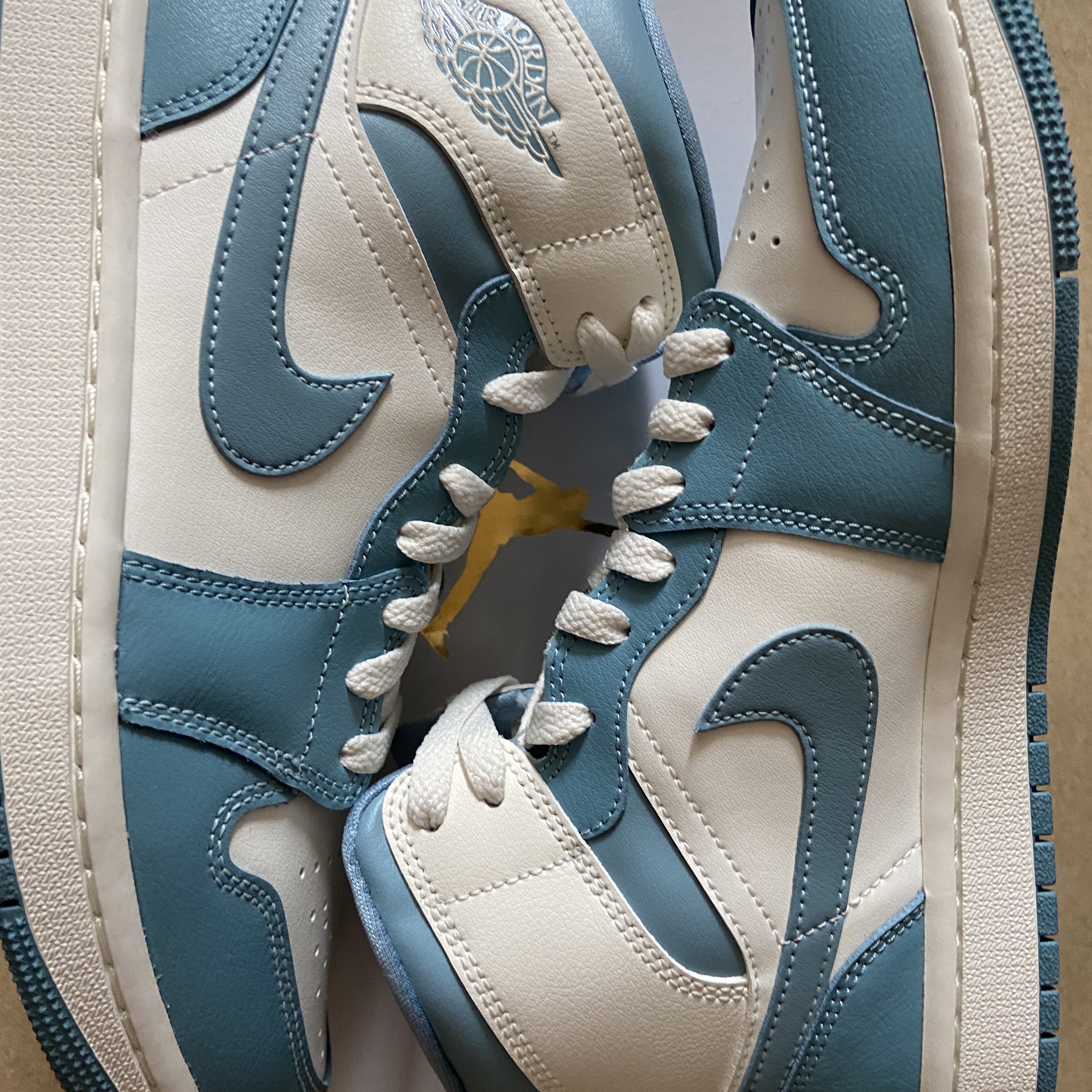 (W) Jordan 1 Mid Sail and Worn Blue 착용 스타일