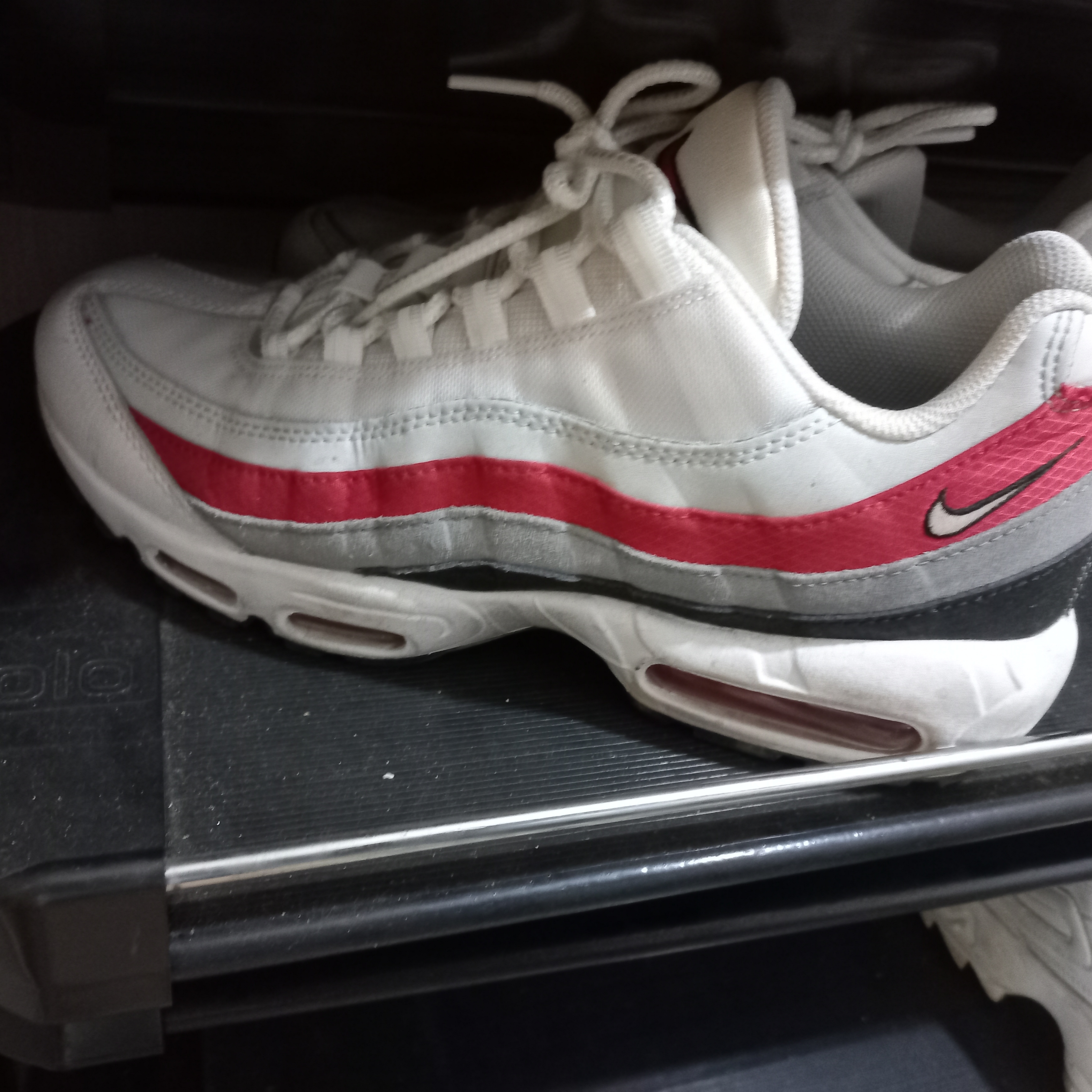 Nike Air Max 95 Essential White Varsity Red 착용 스타일