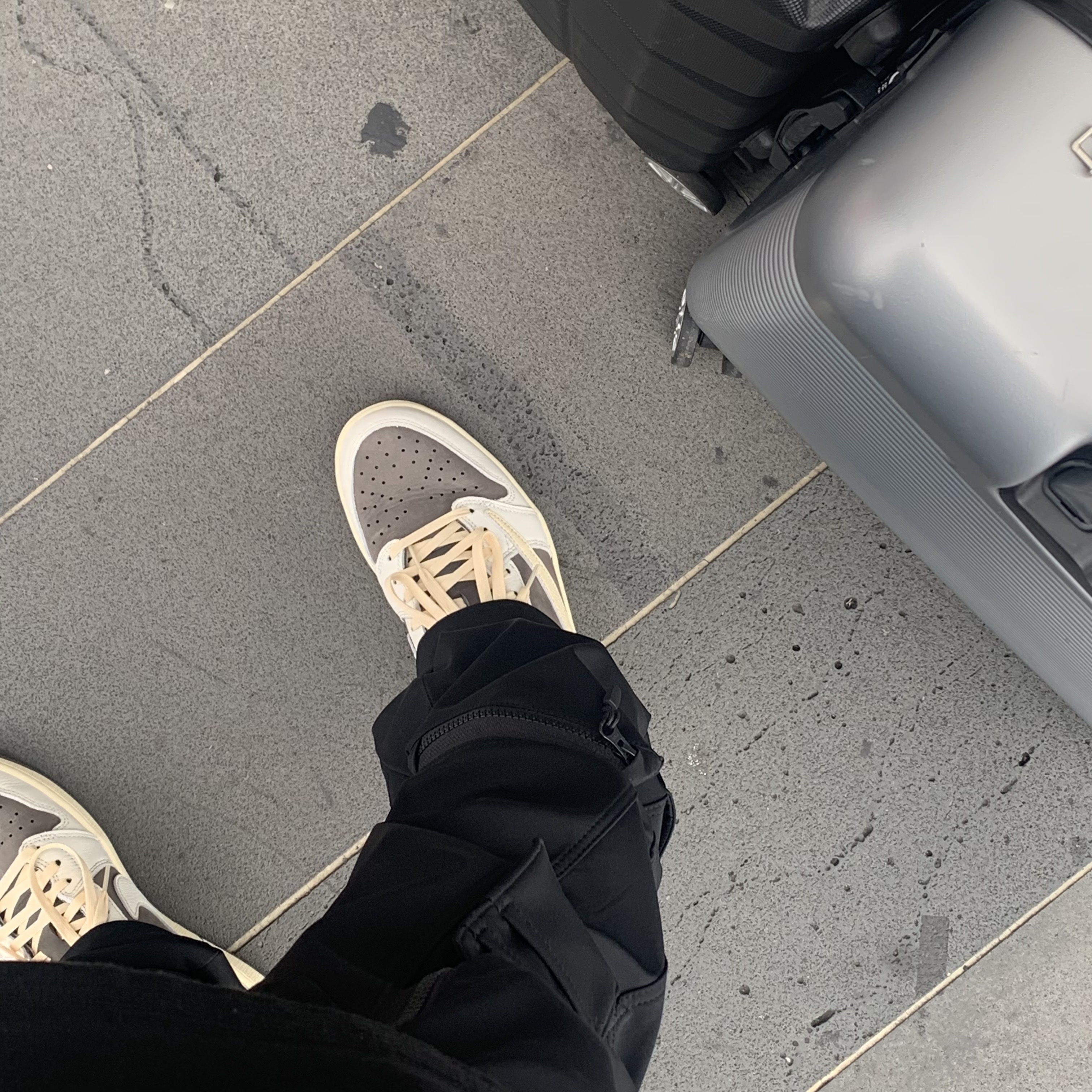 Jordan 1 x Travis Scott Retro Low OG SP Sail and Ridgerock, Undermycar Bucky Multi Pocket Dynamic Pants Rookie Black - 22SS 착용 스타일