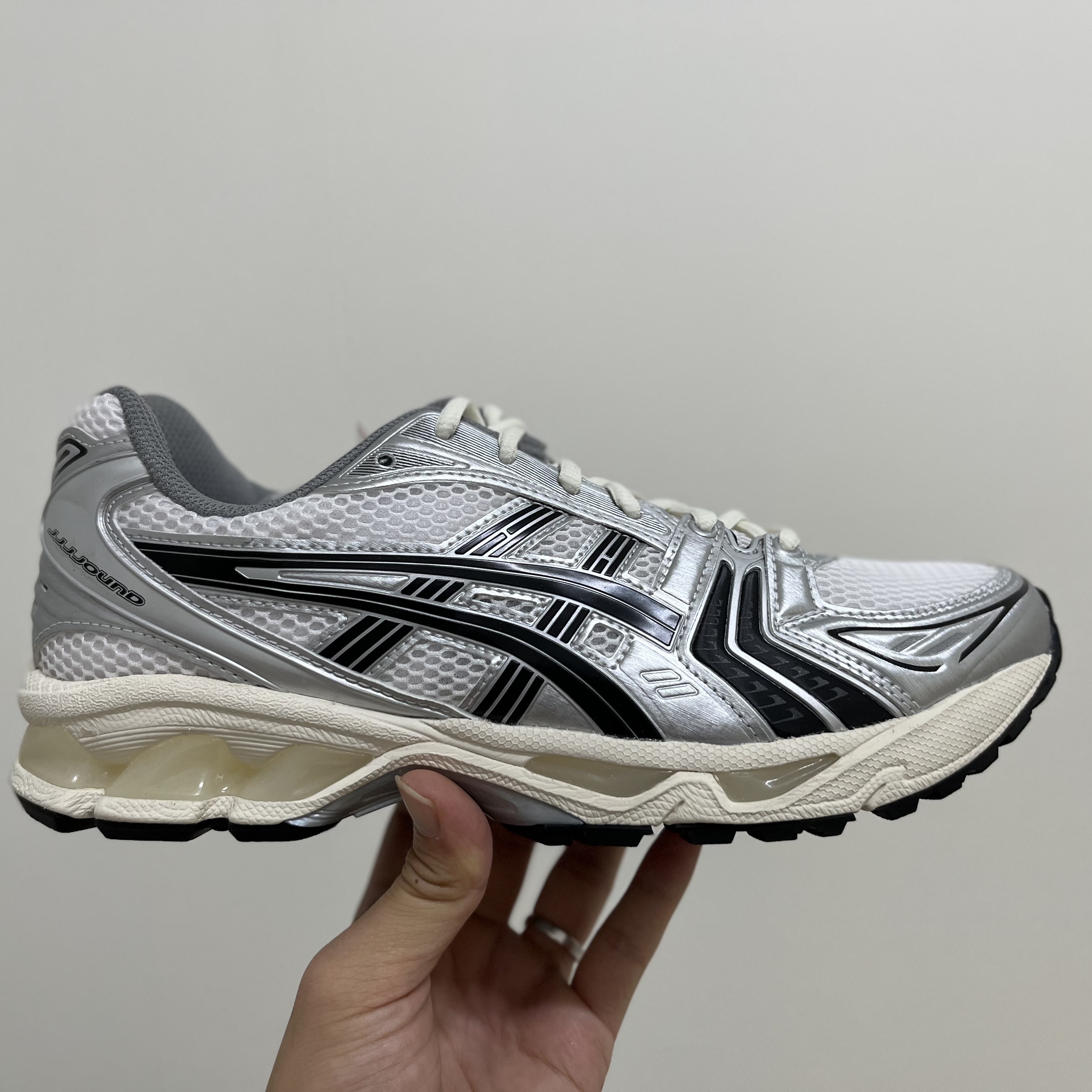 Asics x JJJJound Gel-Kayano 14 Silver Black 착용 스타일 - 1