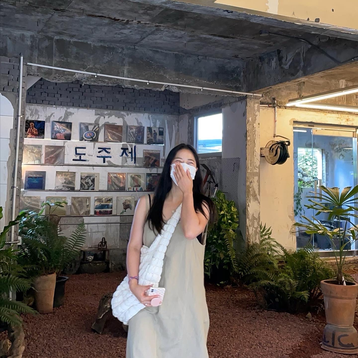 COS Quilted Oversized Shoulder Bag Off White Light Beige 착용 스타일 - 1