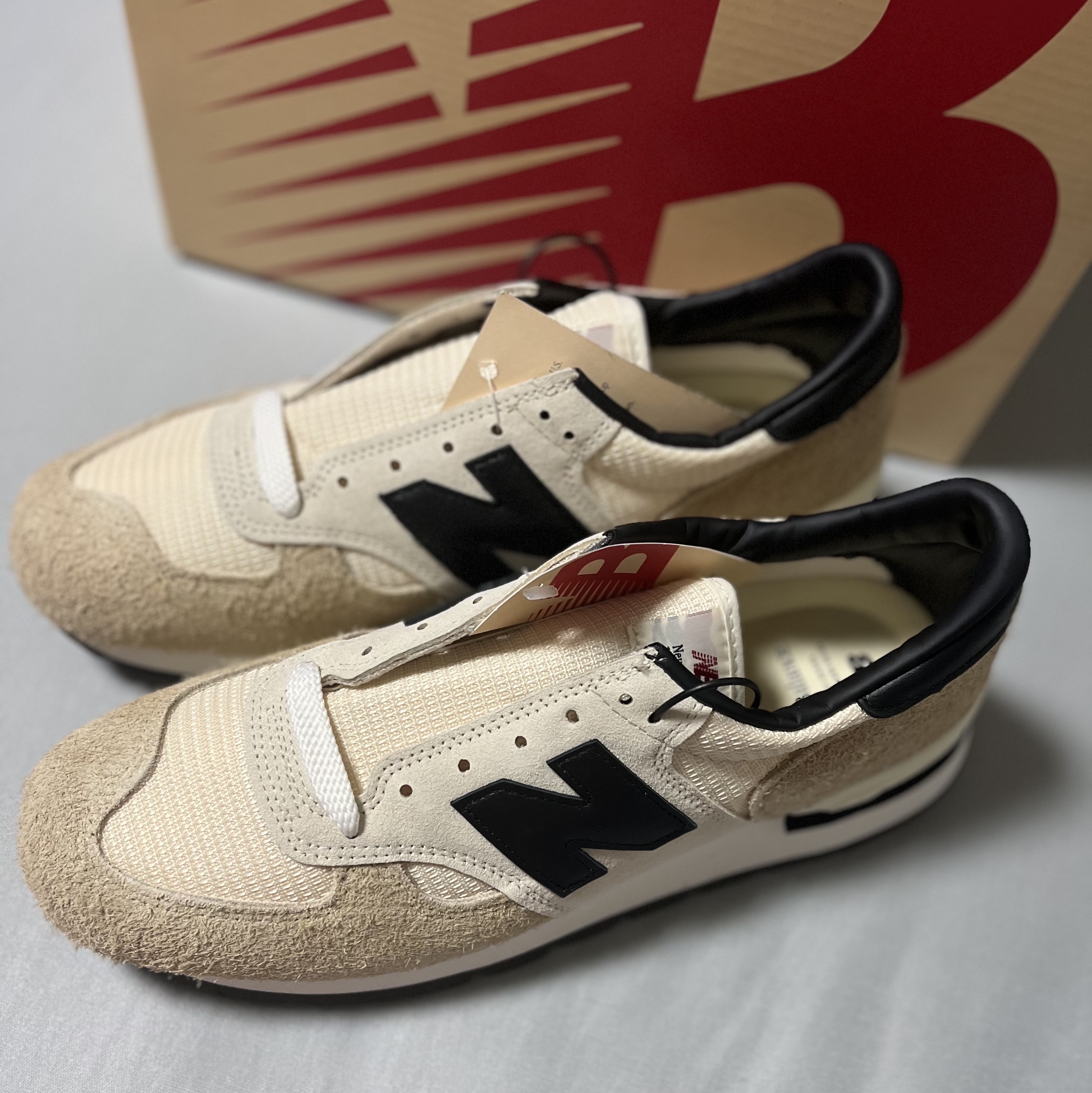 New Balance 990v1 Made in USA Incense Macadamia Nut 착용 스타일