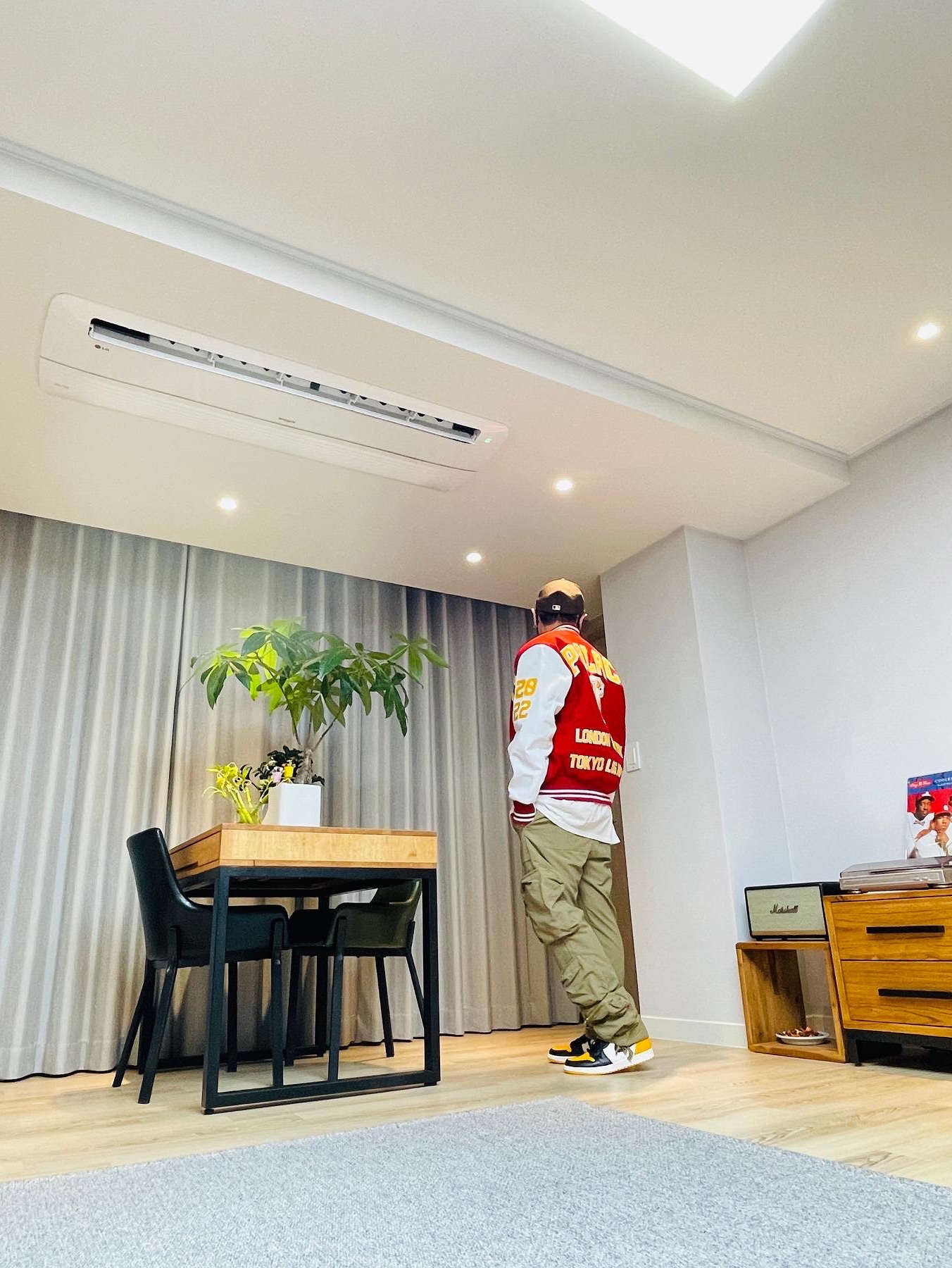 Palace Greek Varsity Jacket Red - 22FW, Jordan 1 Retro High OG Taxi 착용 스타일 - 3
