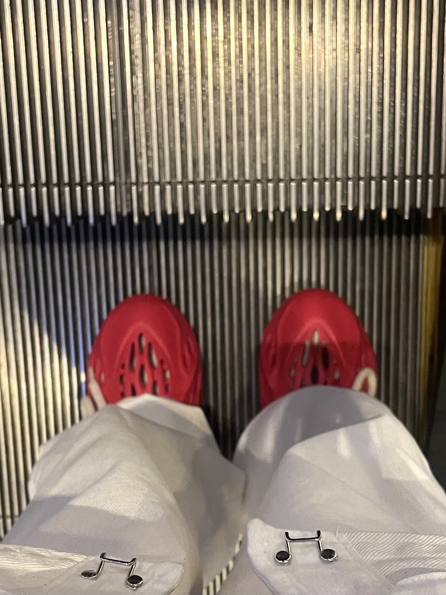 Adidas Yeezy Foam RNNR Vermilion 착용 스타일 - 2