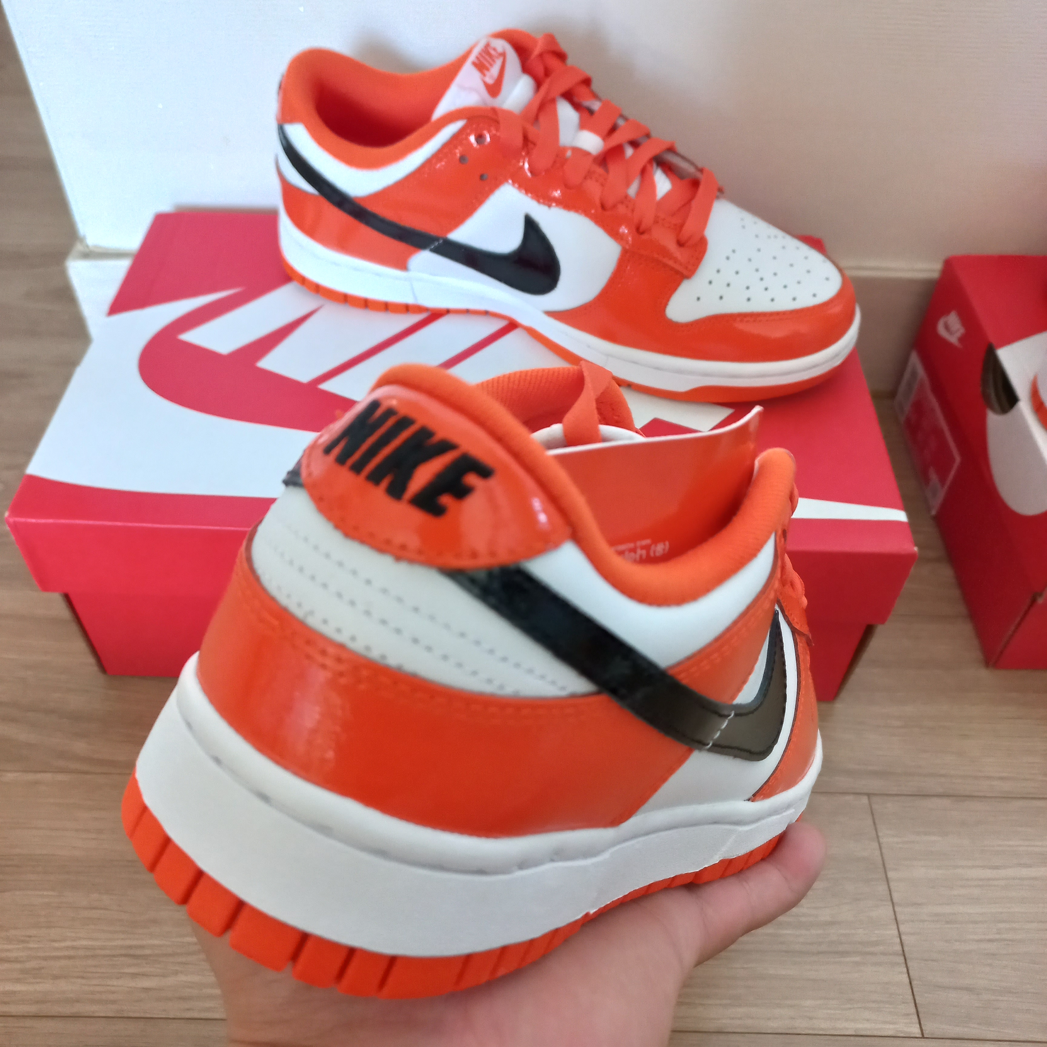(W) Nike Dunk Low Essential Brilliant Orange 착용 스타일 - 2