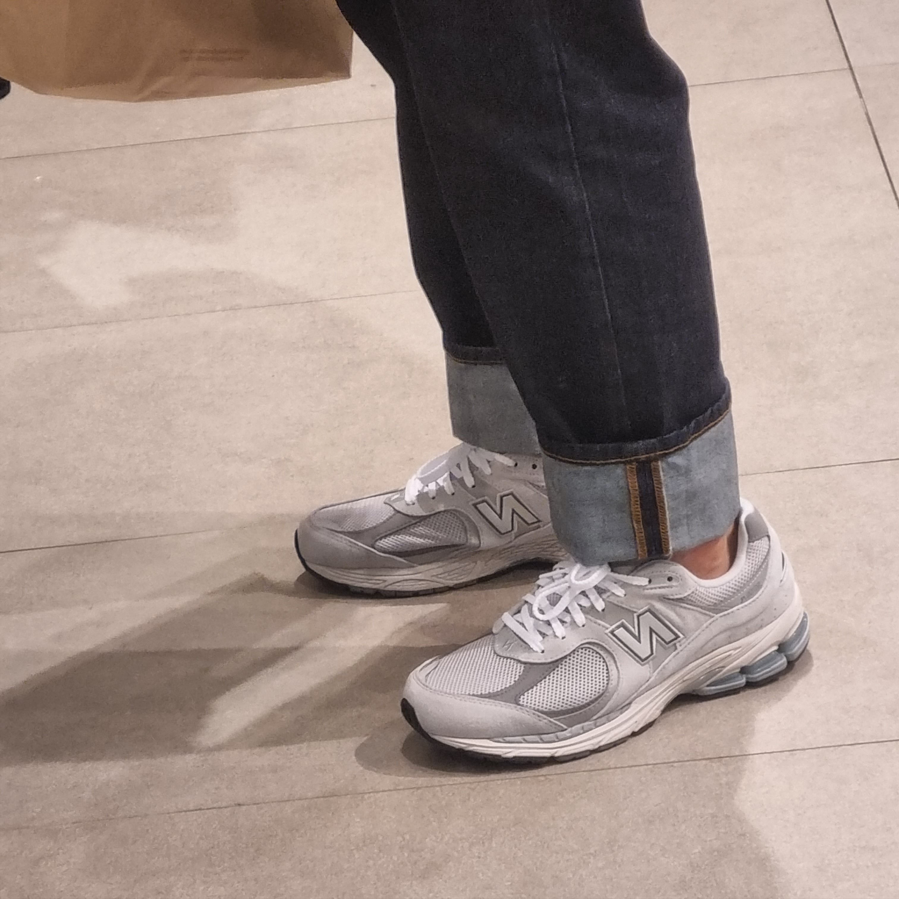 New Balance 2002R T2 Gray 착용 스타일