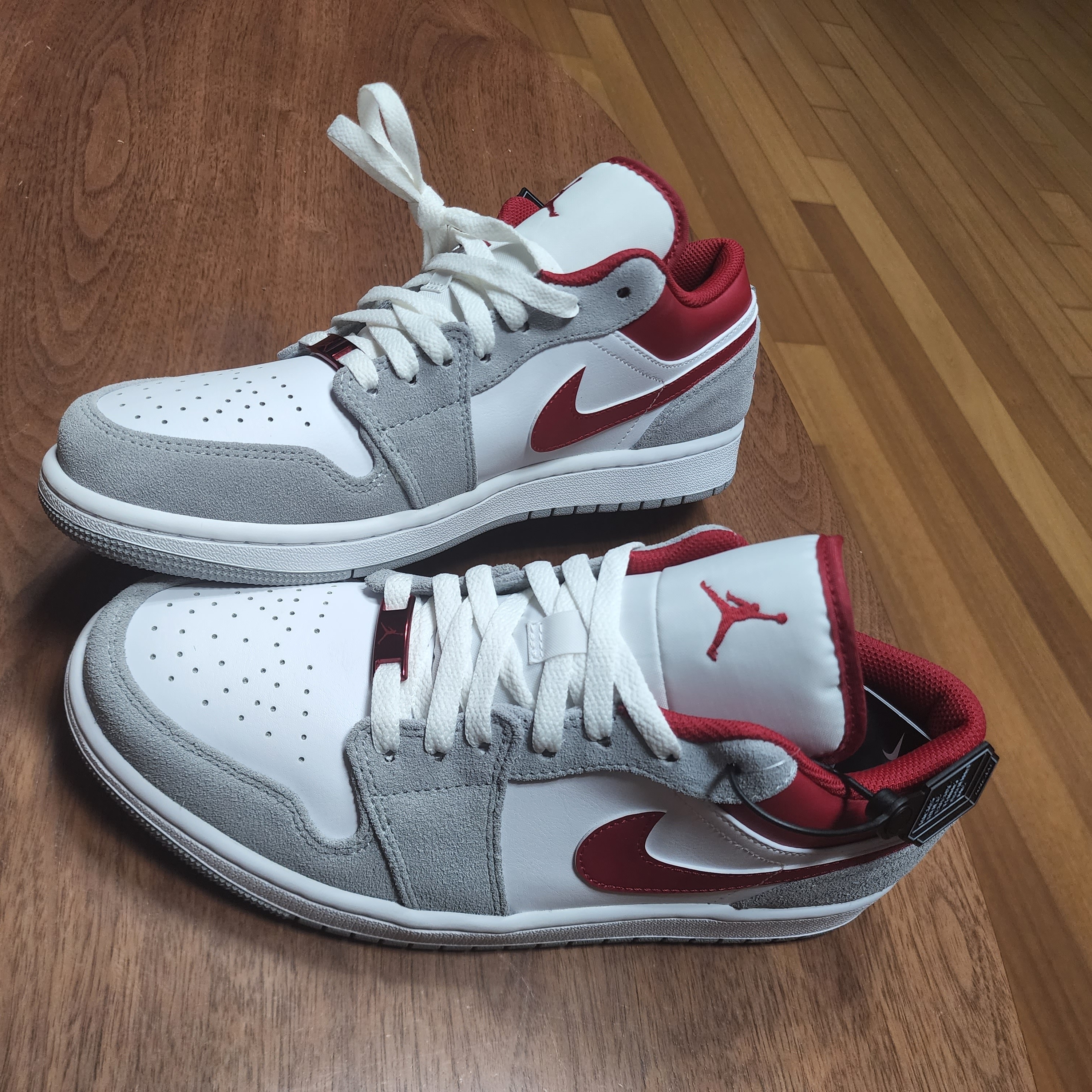 Jordan 1 Low SE Light Smoke Grey Gym Red 착용 스타일 - 1