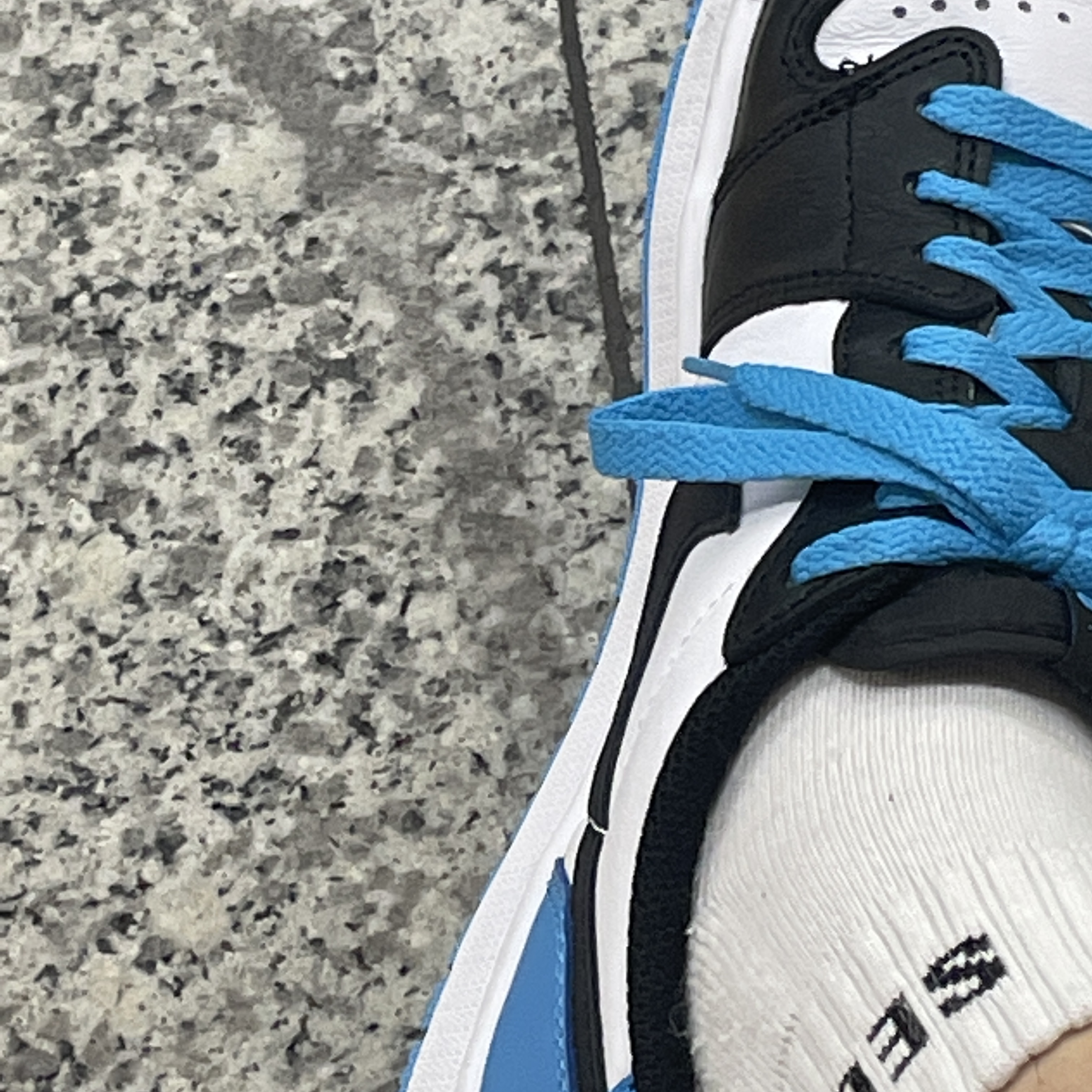 Jordan 1 Retro Low OG Black and Dark Powder Blue 착용 스타일 - 2