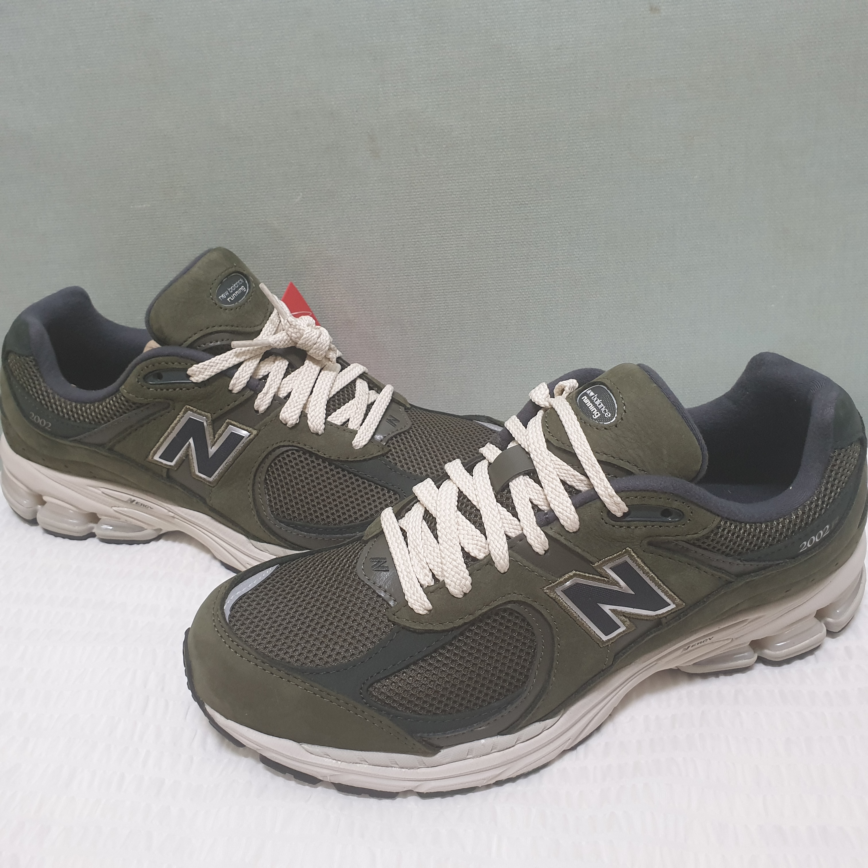New Balance 2002R Grape Leaf 착용 스타일