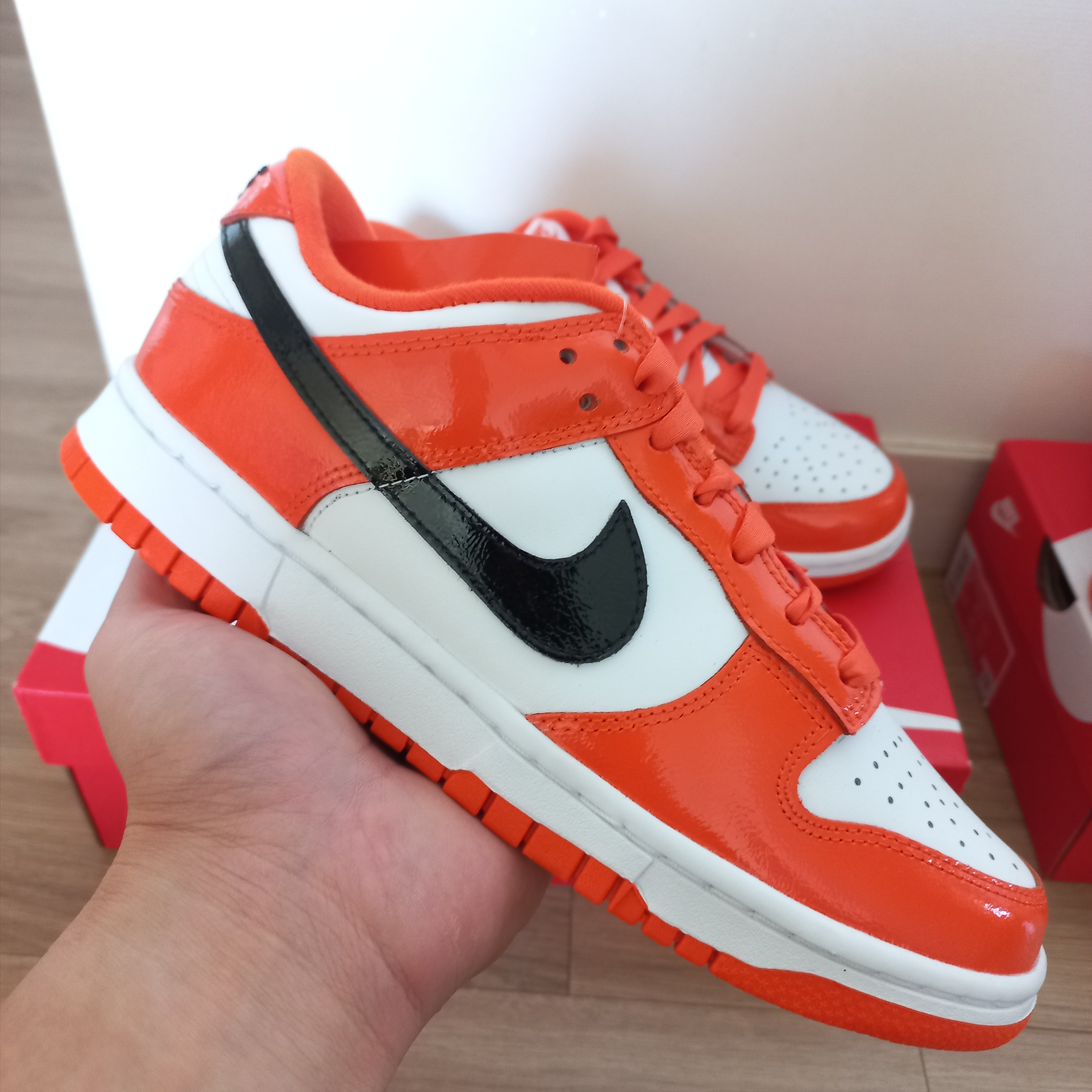 (W) Nike Dunk Low Essential Brilliant Orange 착용 스타일 - 1