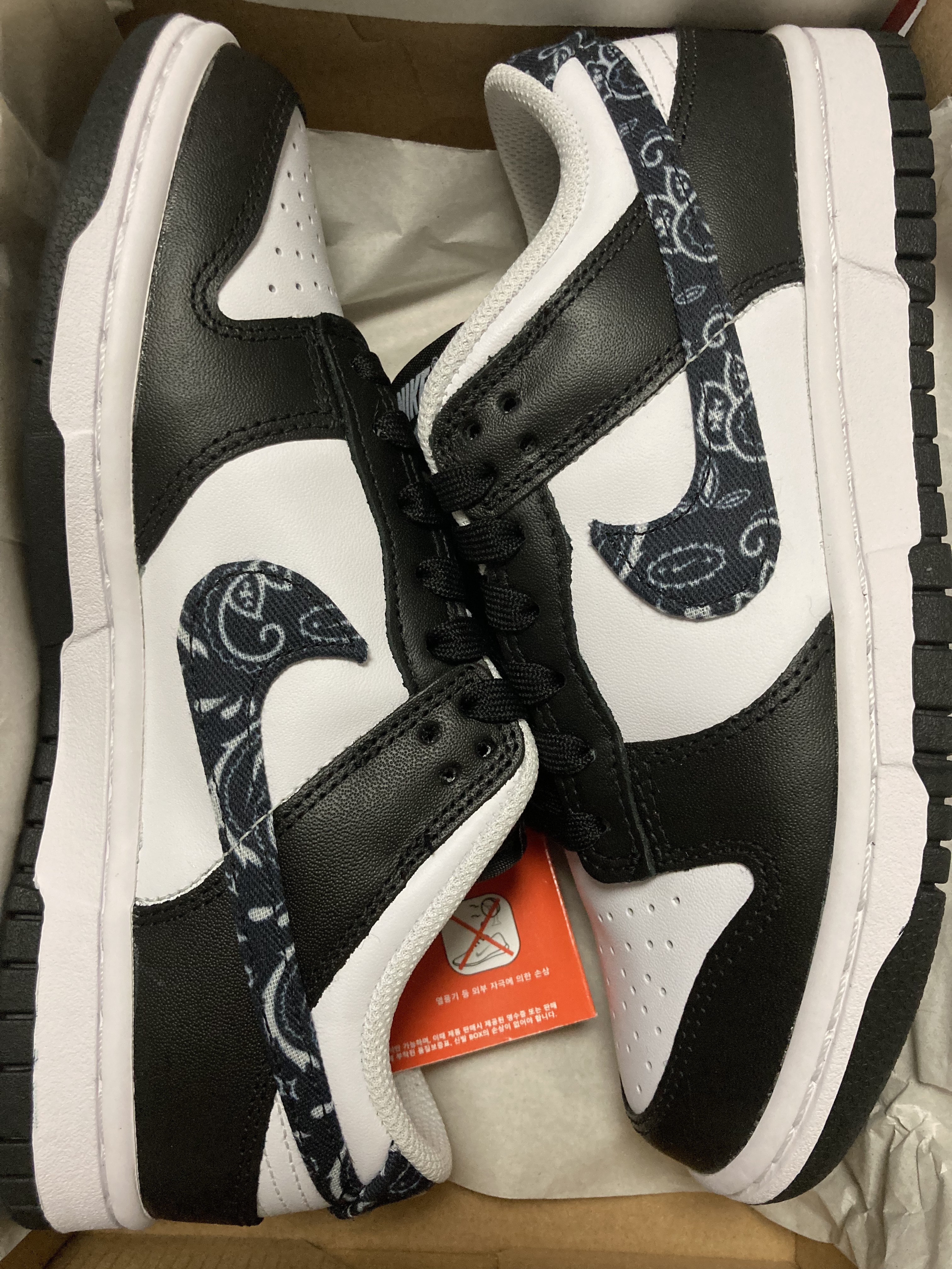 (W) Nike Dunk Low Essential Black Paisley 착용 스타일