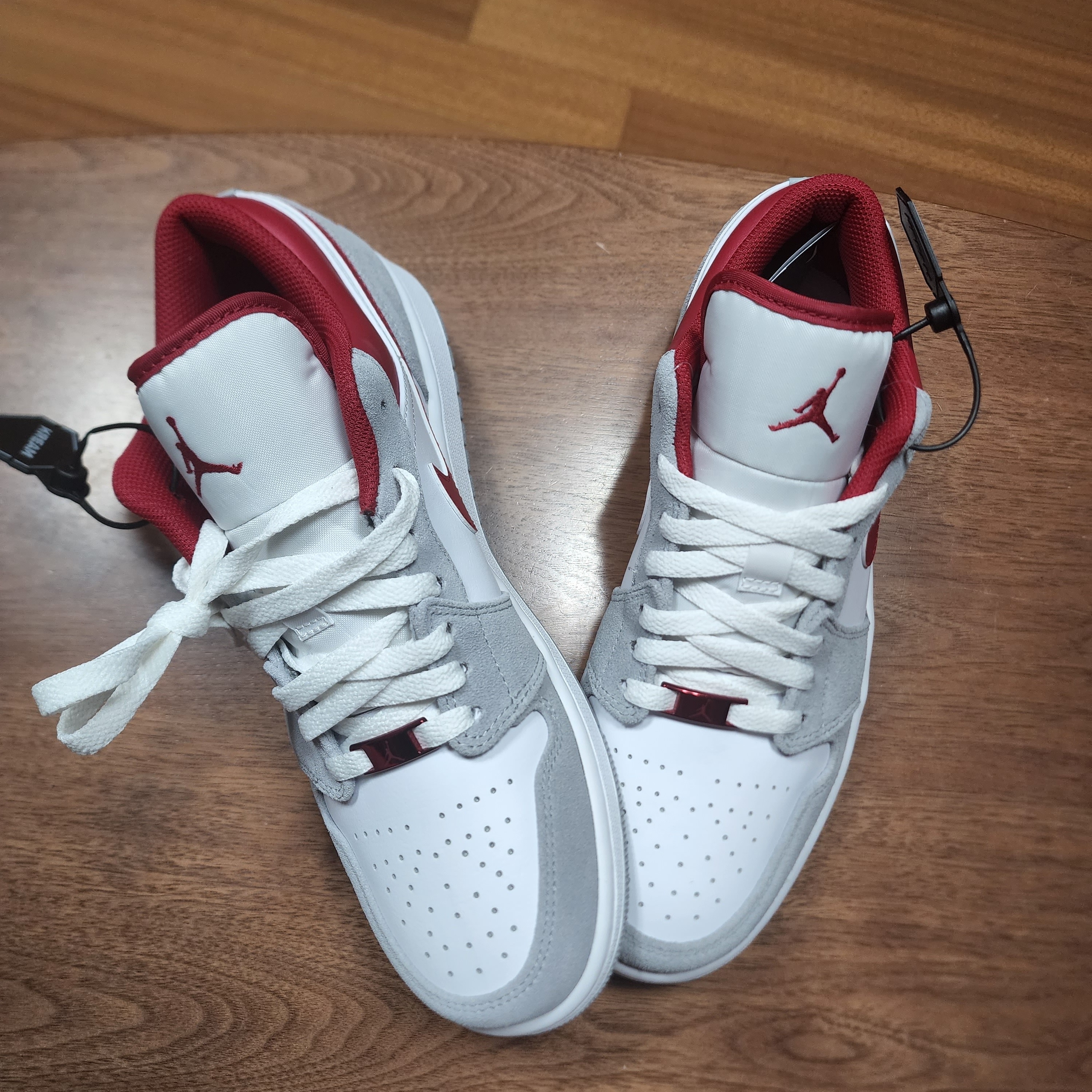 Jordan 1 Low SE Light Smoke Grey Gym Red 착용 스타일 - 2