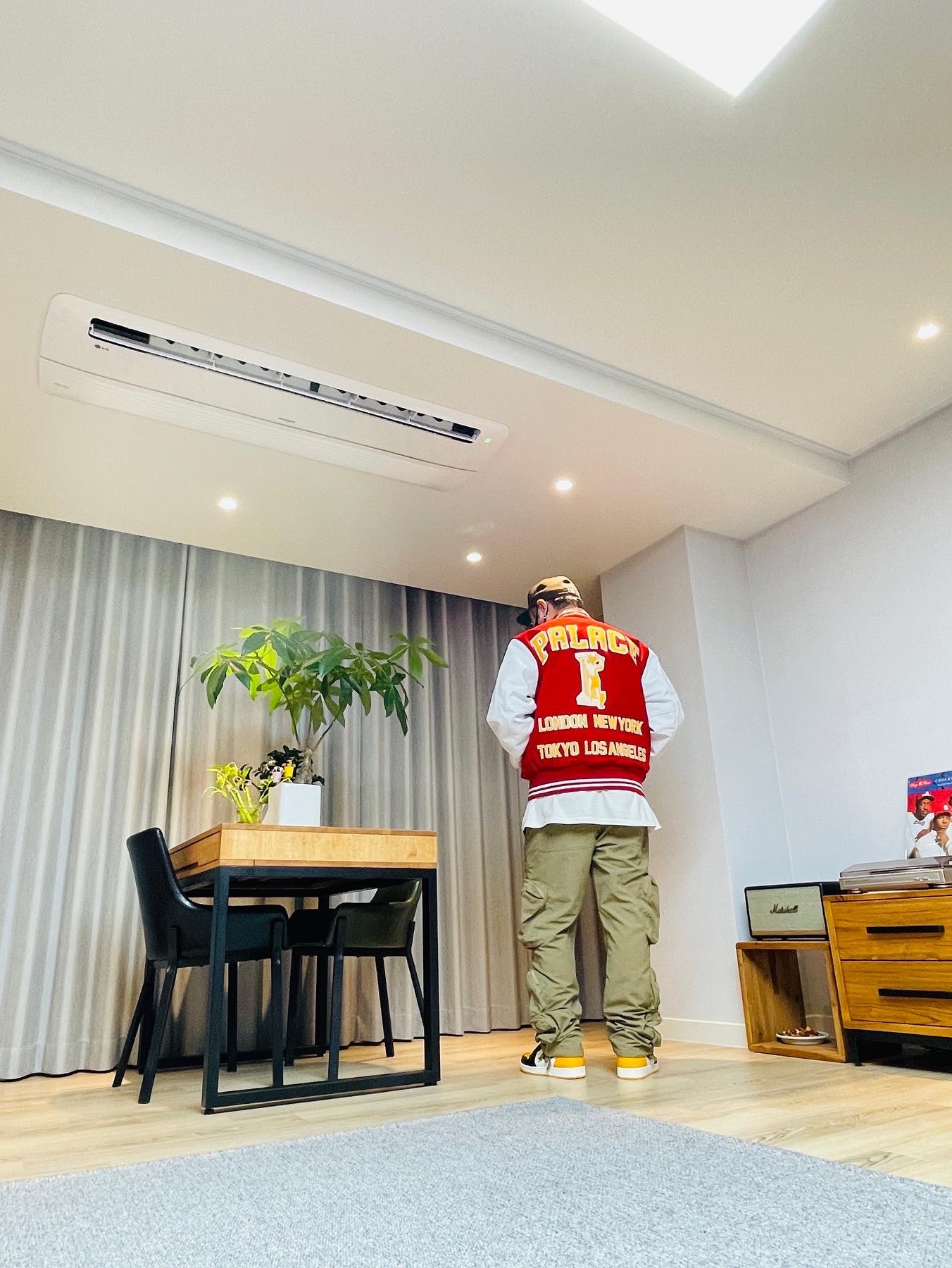 Palace Greek Varsity Jacket Red - 22FW, Jordan 1 Retro High OG Taxi 착용 스타일 - 2