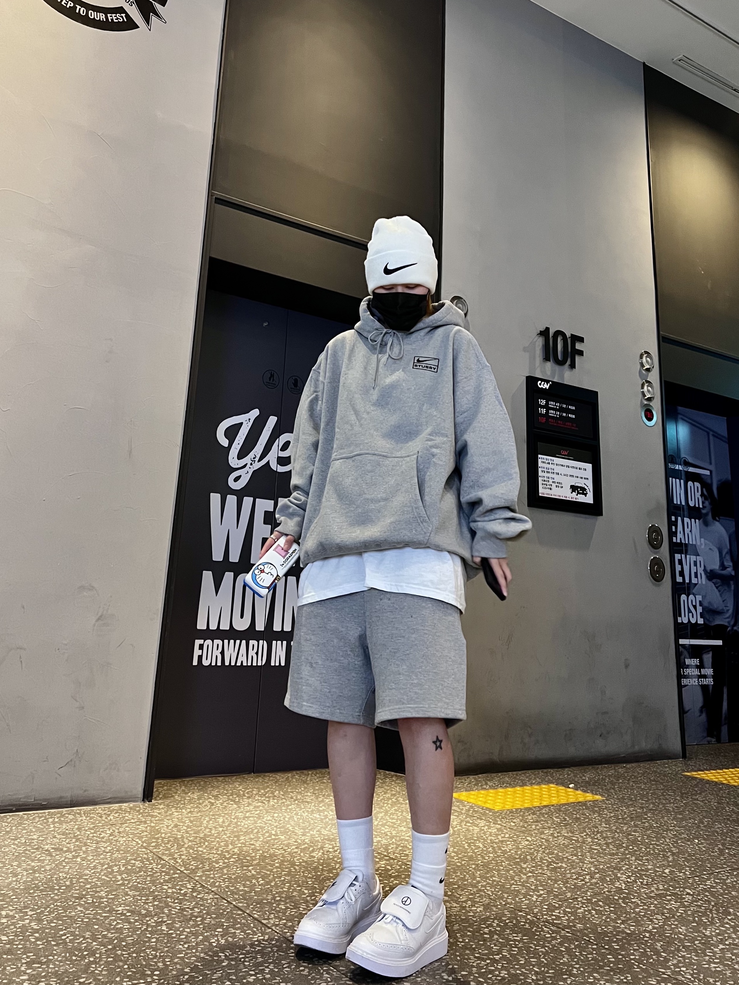 Nike x Stussy NRG RA Pullover Hoodie Dark Grey Heather (DJ9488-063), Nike x Stussy Cuff Beanie White 착용 스타일