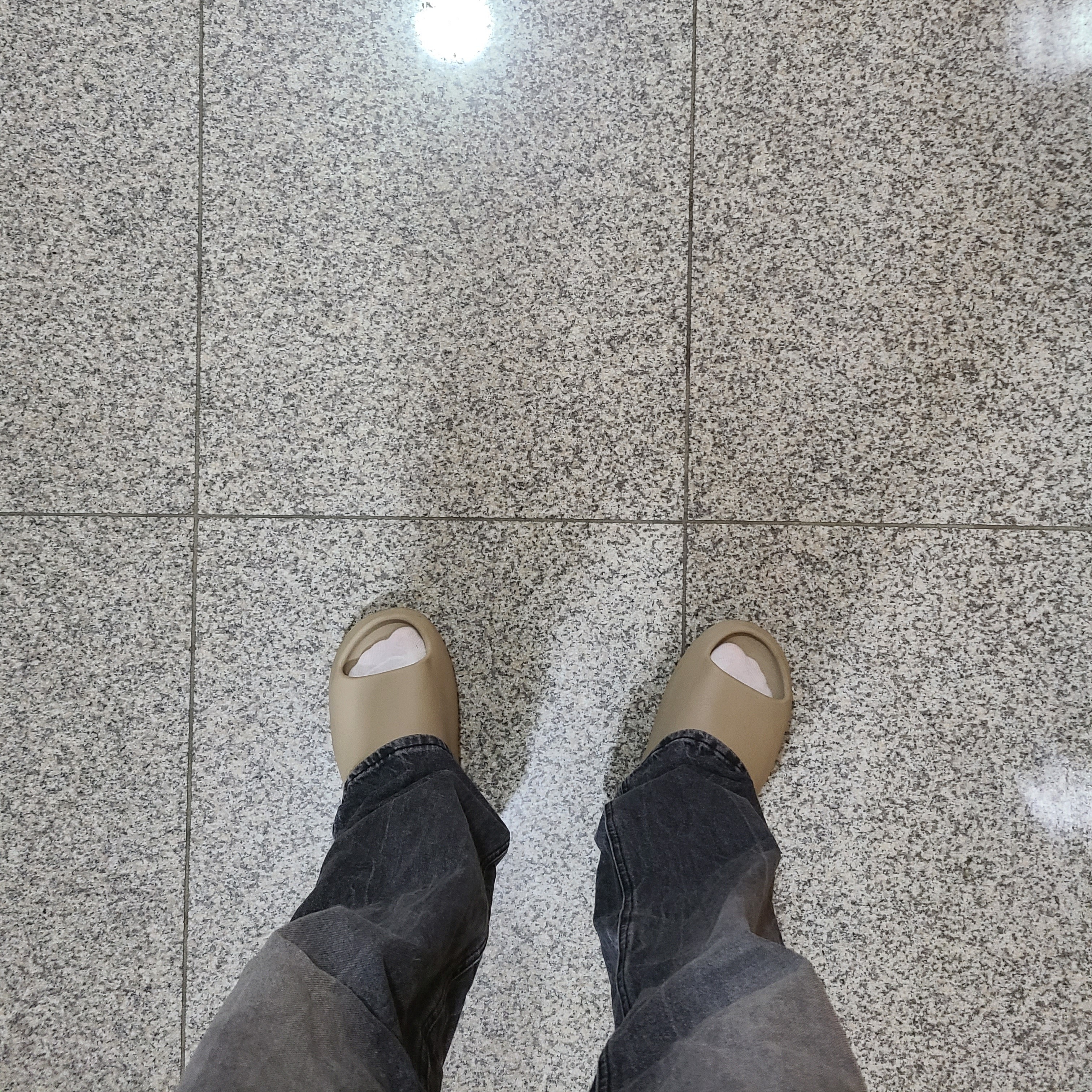 Adidas Yeezy Slide Pure 착용 스타일 - 2
