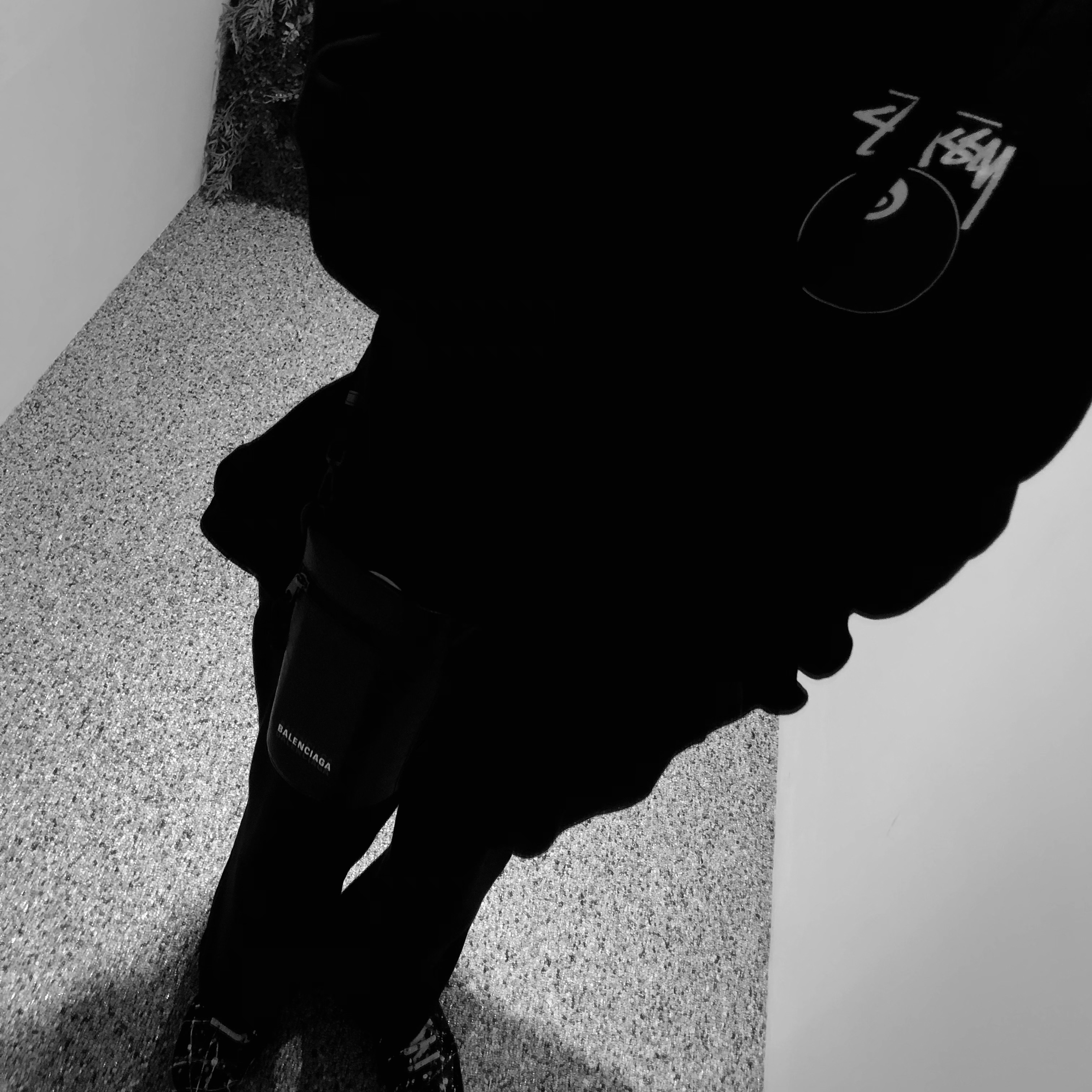 Maison Margiela Replica Paint Drop Sneakers Black, Balenciaga Explorer Bottle Bag Black 착용 스타일