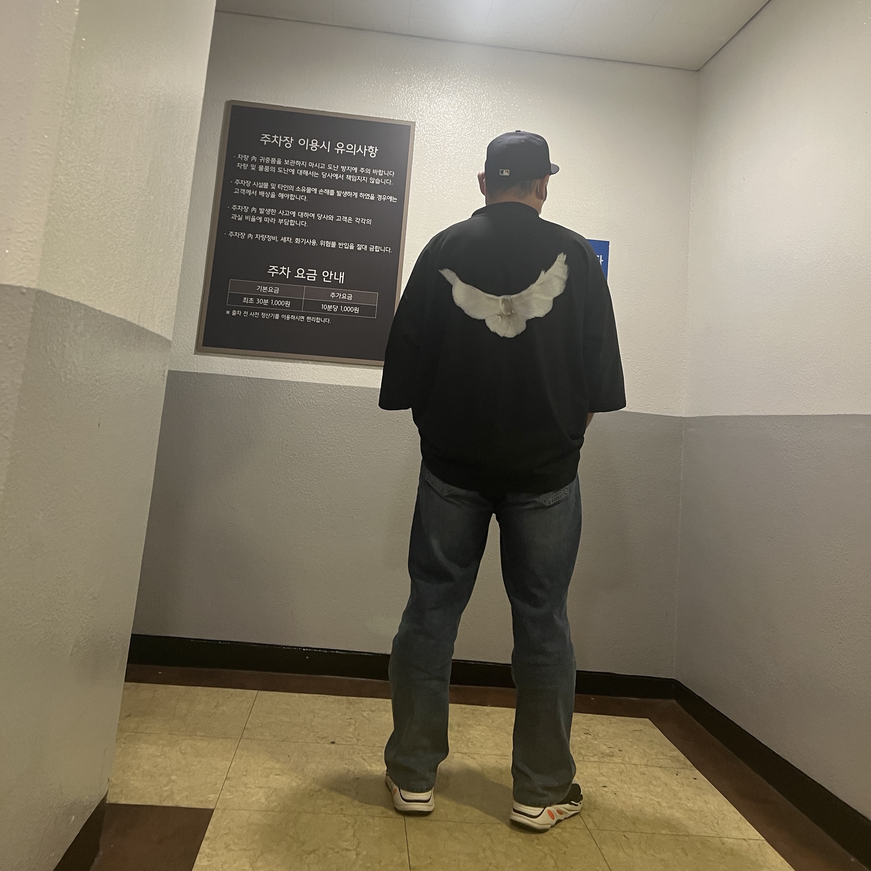 Yeezy Gap Engineered By Balenciaga Dove 3/4 Sleeve T-Shirt Black, Essentials x New Era Sized Cap Black 착용 스타일