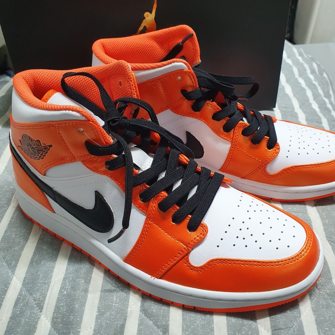 Jordan 1 Mid SE Electro Orange 착용 스타일 - 3