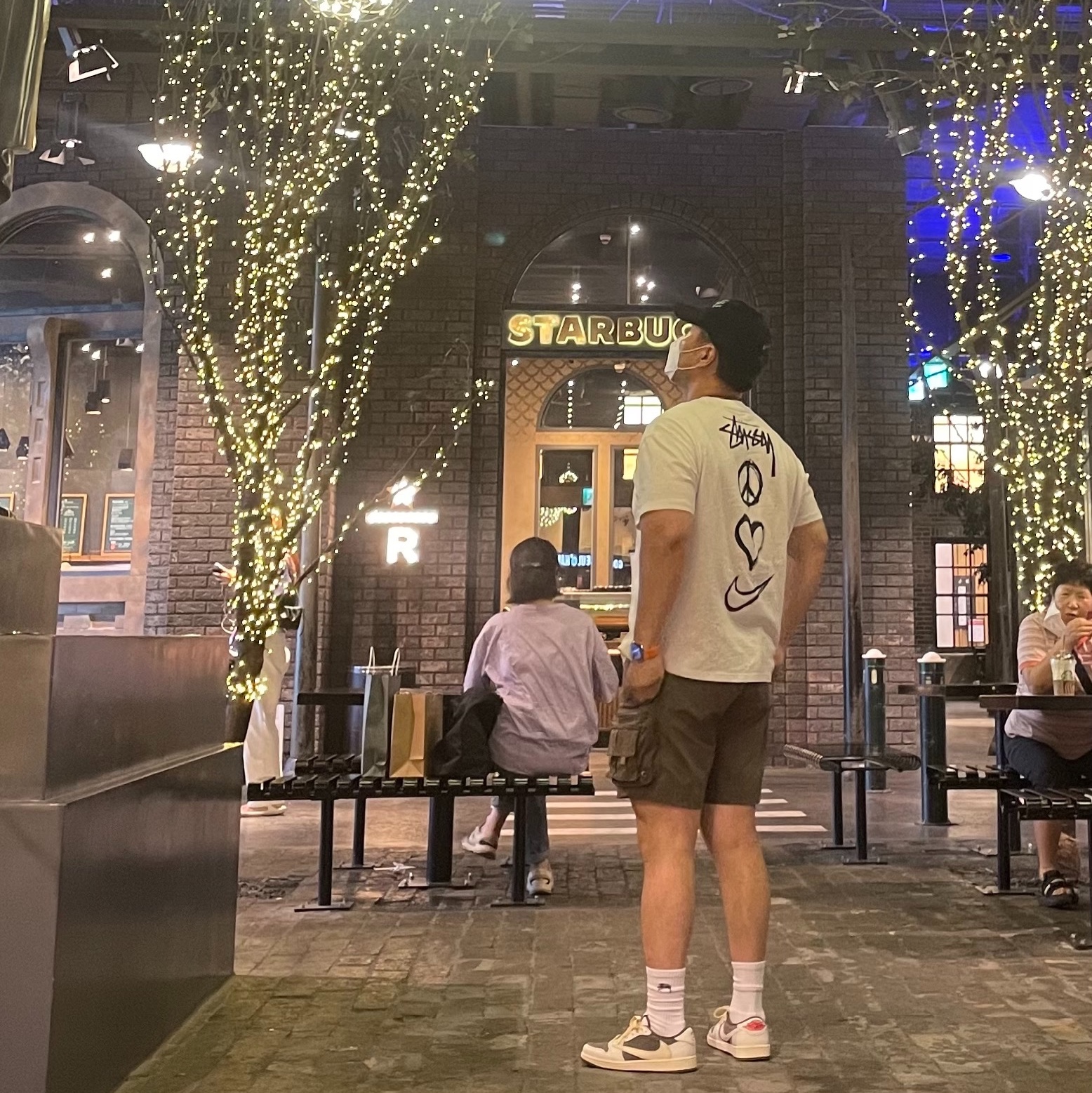 Jordan 1 x Travis Scott Retro Low OG SP Sail and Ridgerock, Nike x Stussy NRG RA T-Shirt Summit White (DM4943-121) 착용 스타일