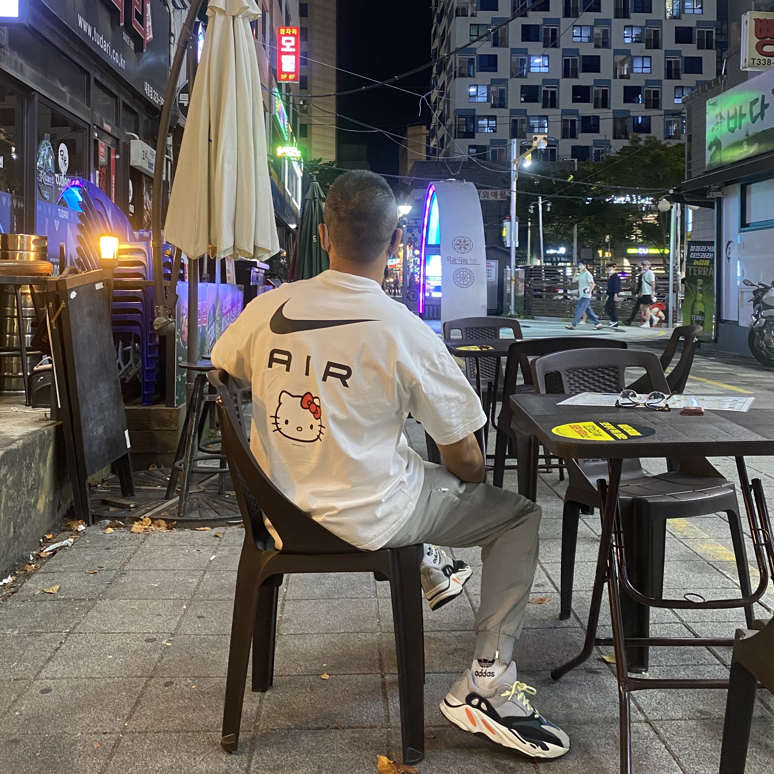 Nike x Hello Kitty NRG Air T-Shirt White - Asia, Adidas Yeezy Boost 700 Wave Runner Solid Grey 2017/2019 착용 스타일 - 2