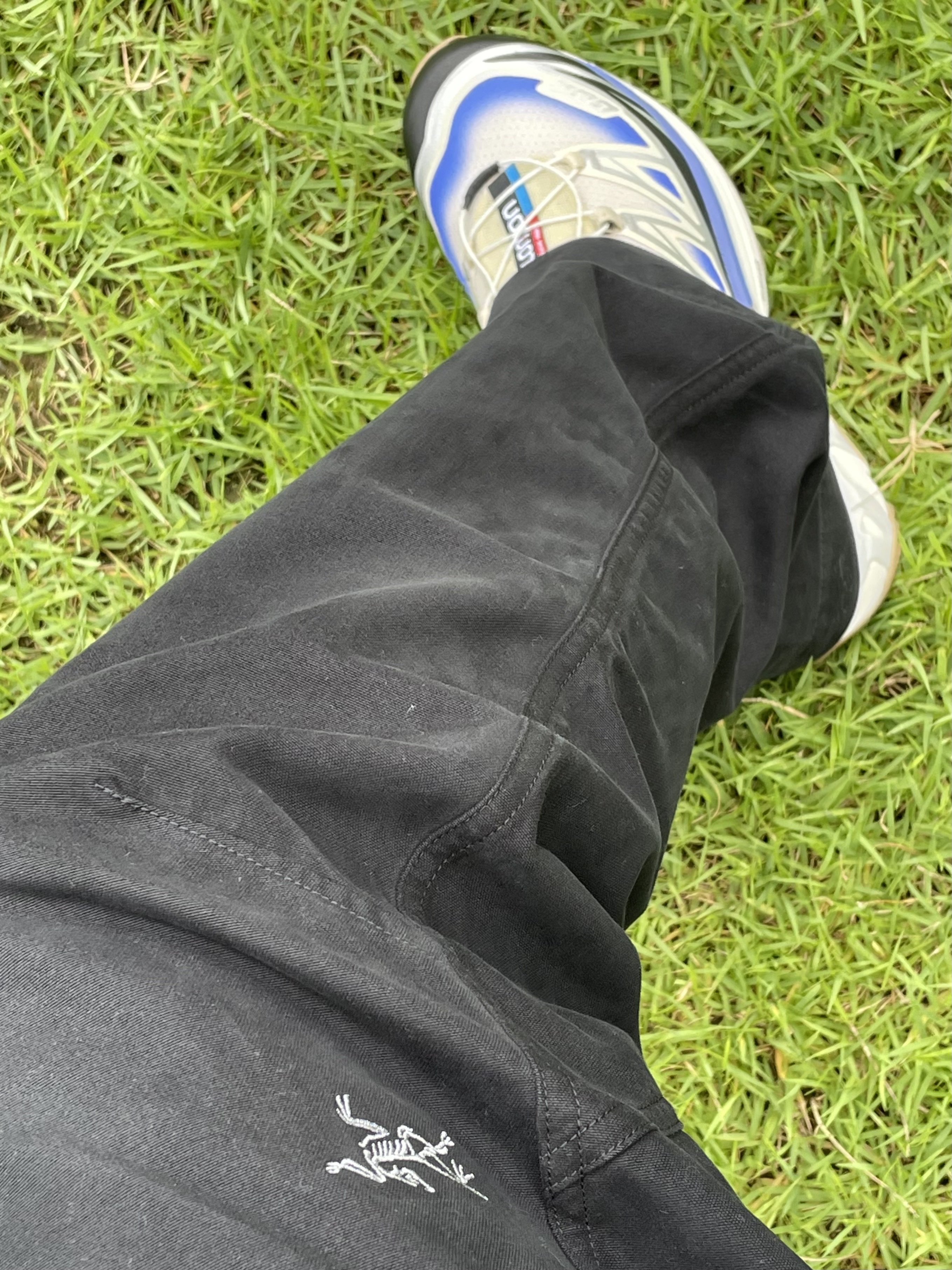 Arc'teryx Cronin Pants Black, Salomon XT-6 Skyline Bleached Sand Dazzling Blue 착용 스타일 - 3