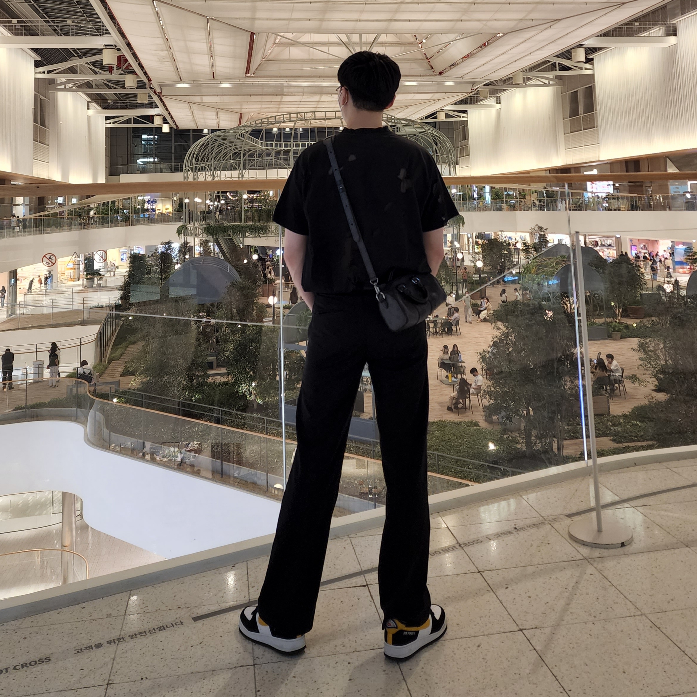 Louis Vuitton Keepall XS Monogram, Nike Air Force 1 '07 LV8 Athletic Club Black Dark Sulfur 착용 스타일