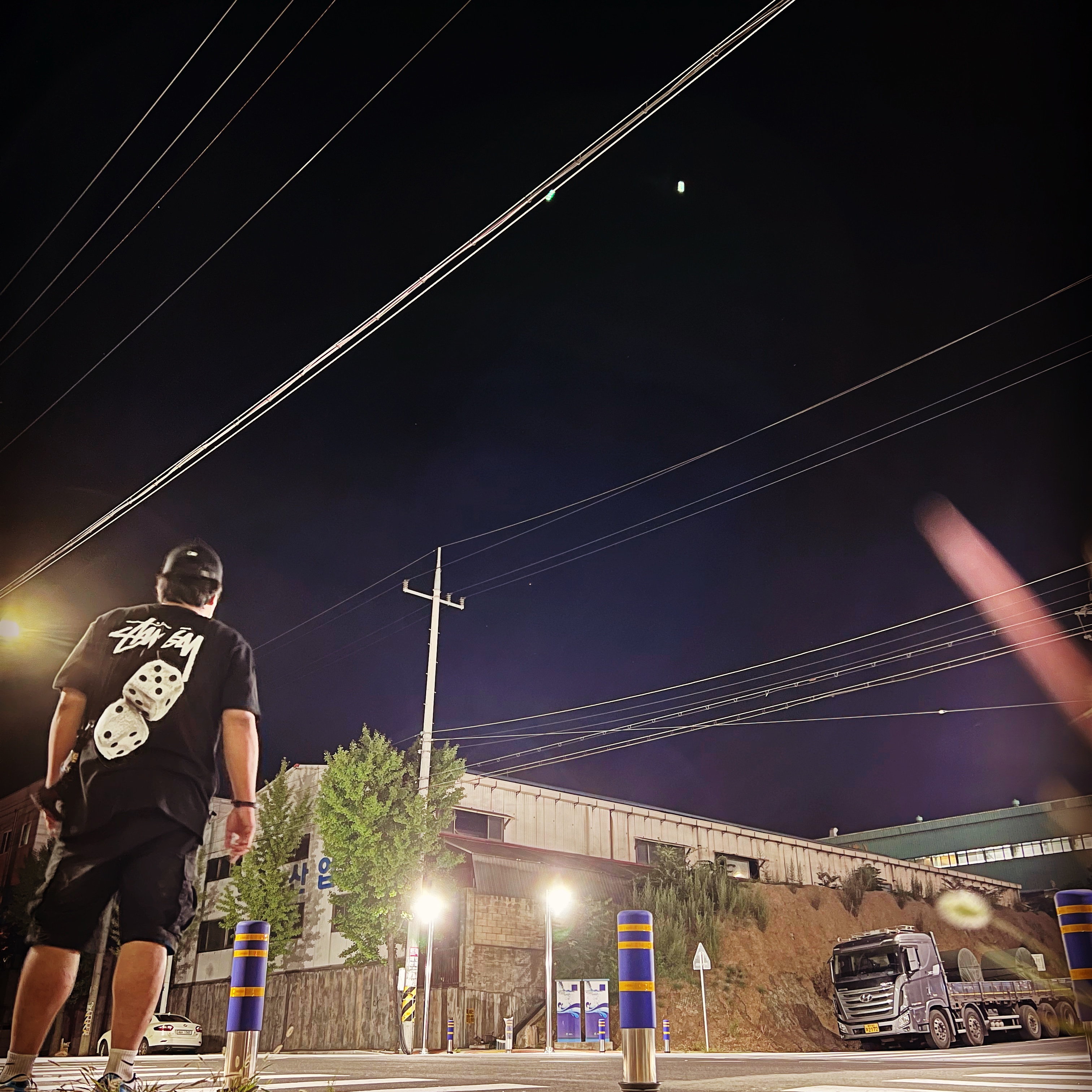 Stussy Fuzzy Dice T-Shirt Black, Jordan 1 Retro Low OG Black and Dark Powder Blue 착용 스타일
