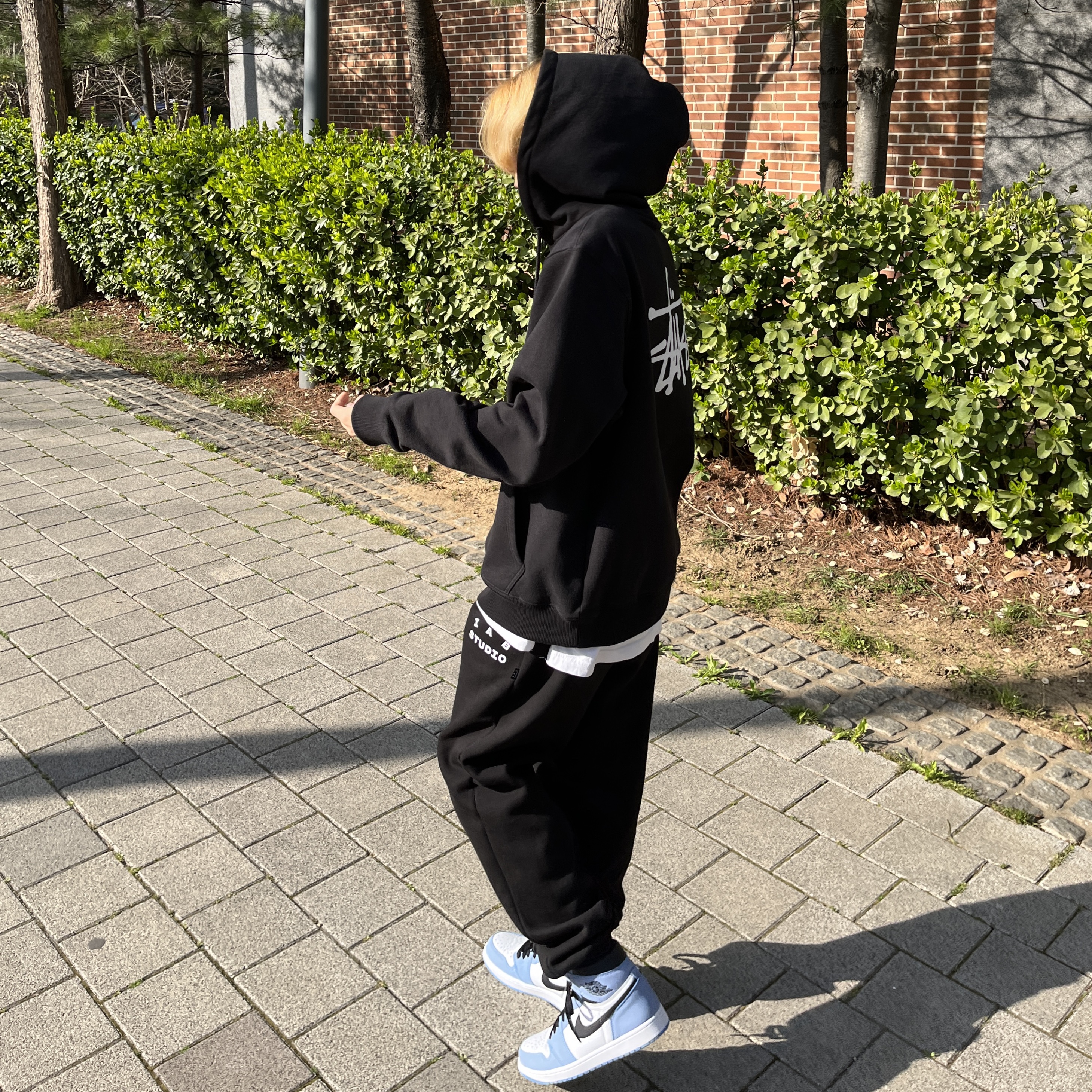 Stussy Basic Stussy Hoodie Black 2021, IAB Studio Sweatpants Black White - 22SS 착용 스타일