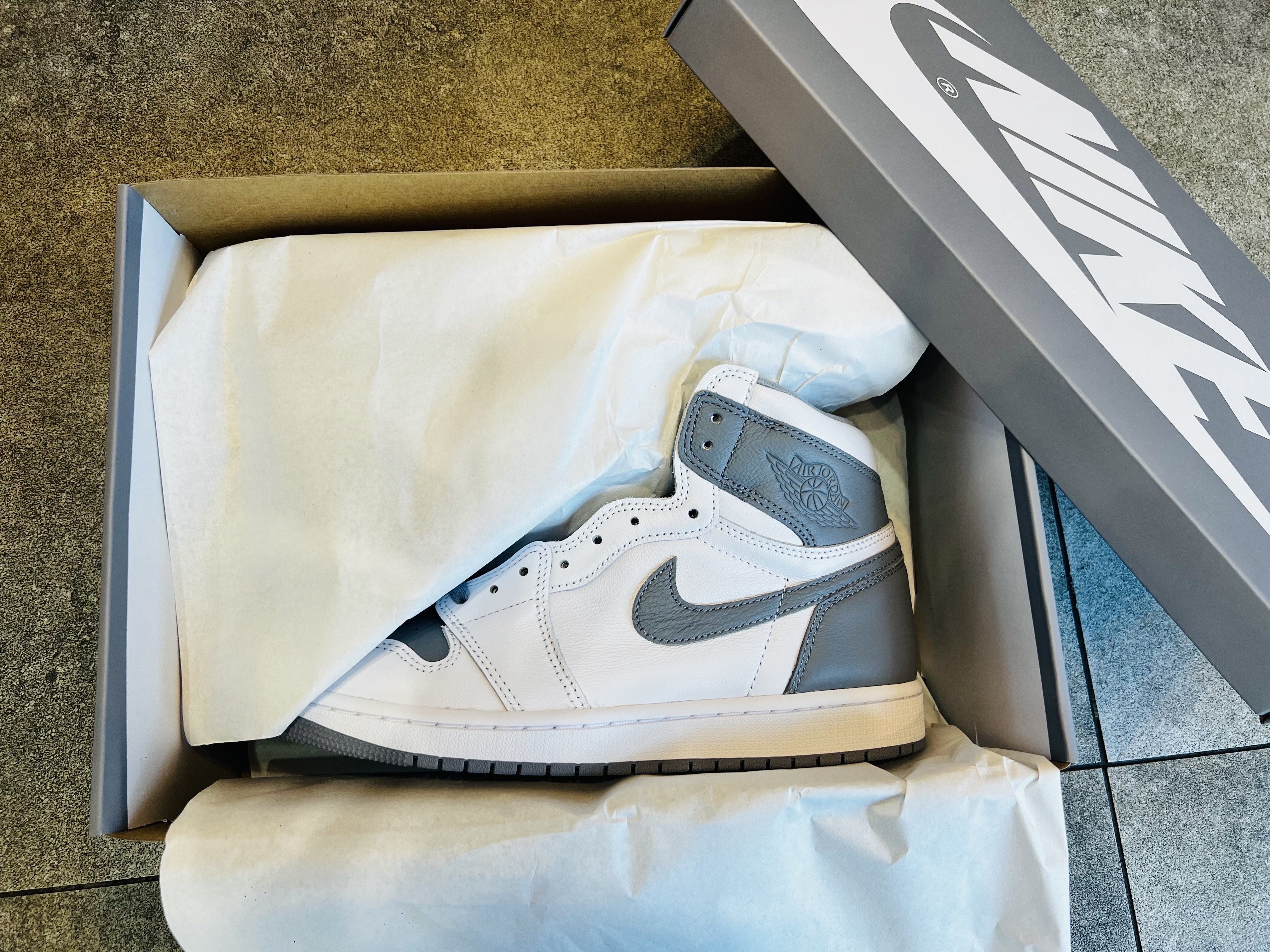 Jordan 1 Retro High OG Stealth 착용 스타일 - 1