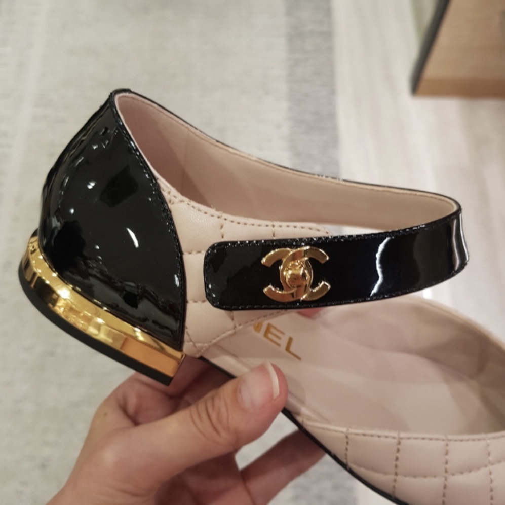(W) Chanel Ballerina Flat Lambskin Patent Calfskin & Gold Beige Black 착용 스타일 - 2