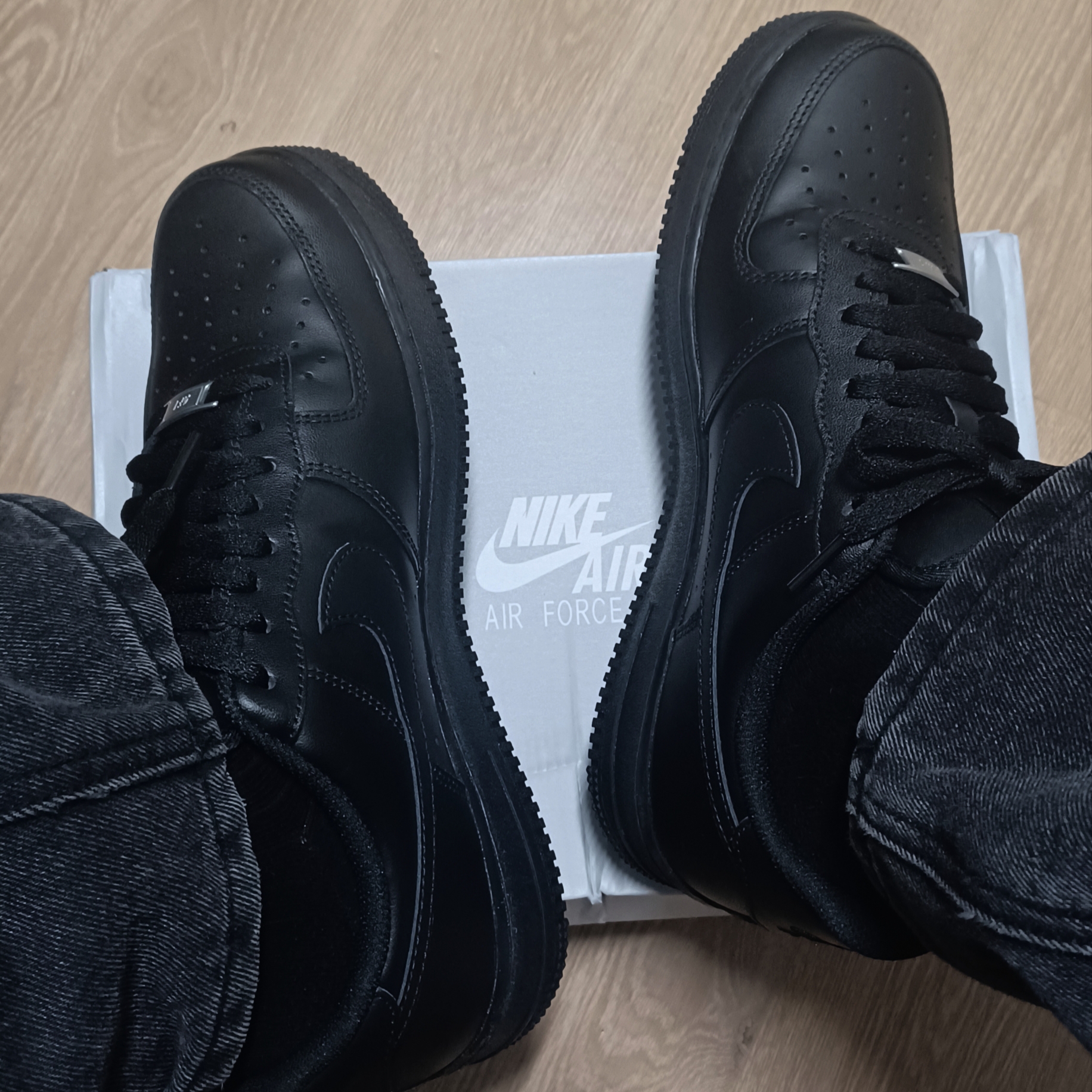 Nike Air Force 1 '07 Low Triple Black 착용 스타일