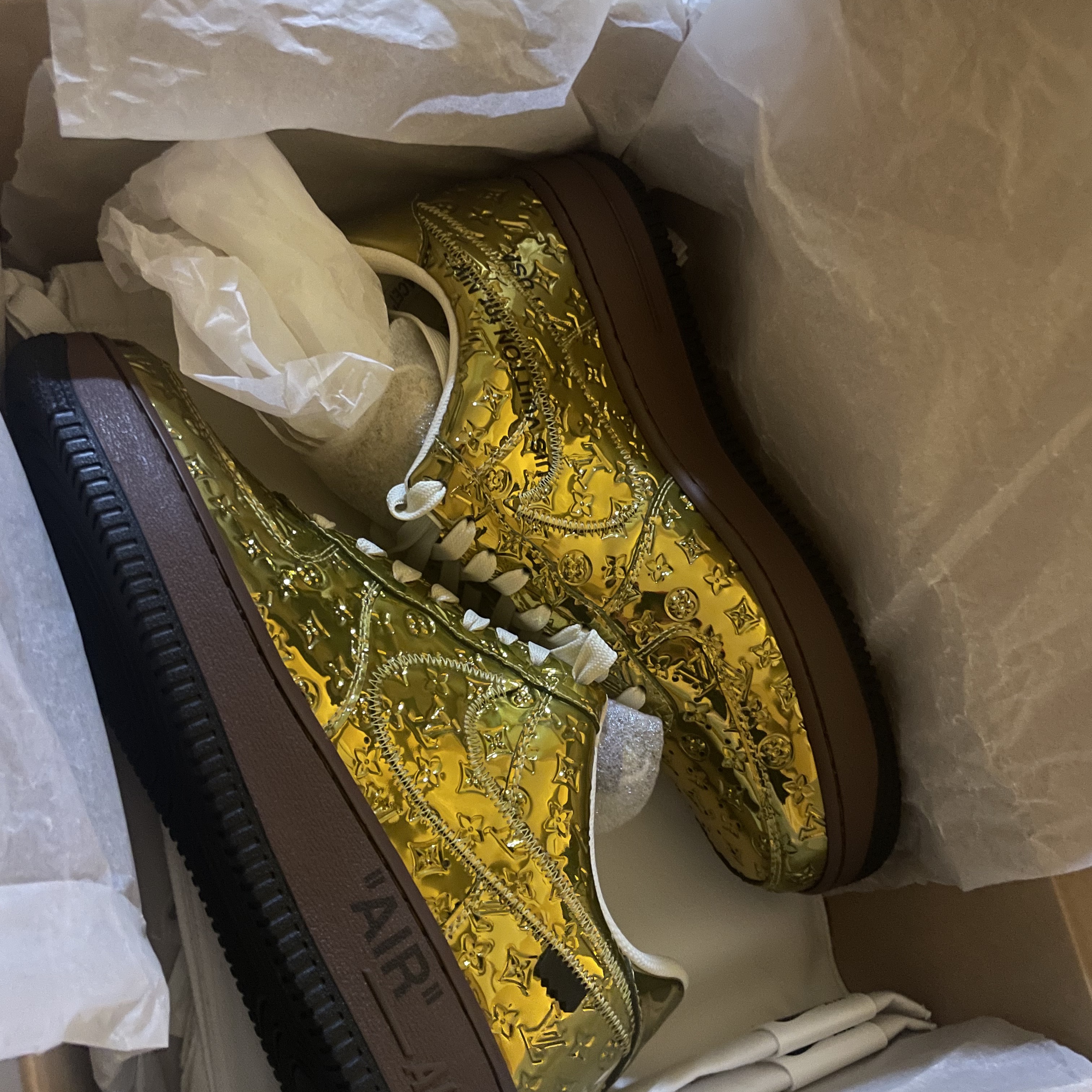 Louis Vuitton x Nike Air Force 1 Low by Virgil Abloh Met Gold 착용 스타일 - 1