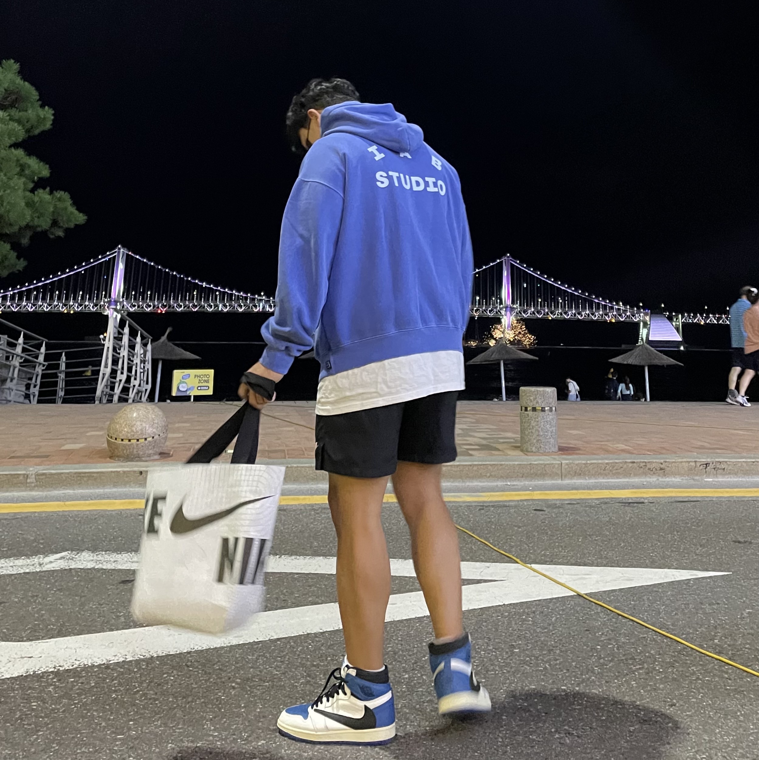 IAB Studio Pigment Hoodie Royal Blue - 22FW, Jordan 1 x Travis Scott x Fragment Retro High OG SP Military Blue 착용 스타일