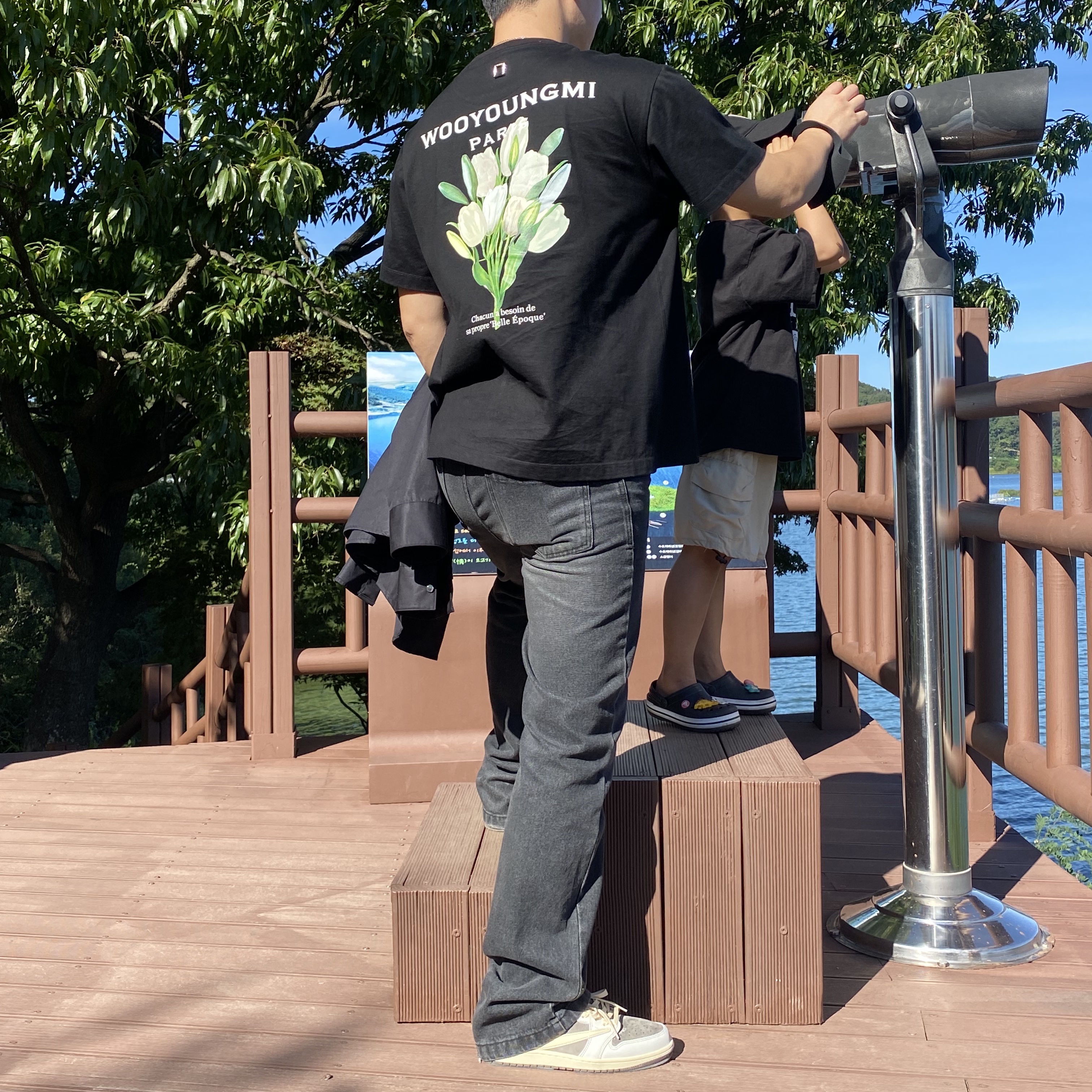 Jordan 1 x Travis Scott Retro Low OG SP Sail and Ridgerock, Wooyoungmi Flower Print Back Logo T-Shirt Black - 22SS 착용 스타일