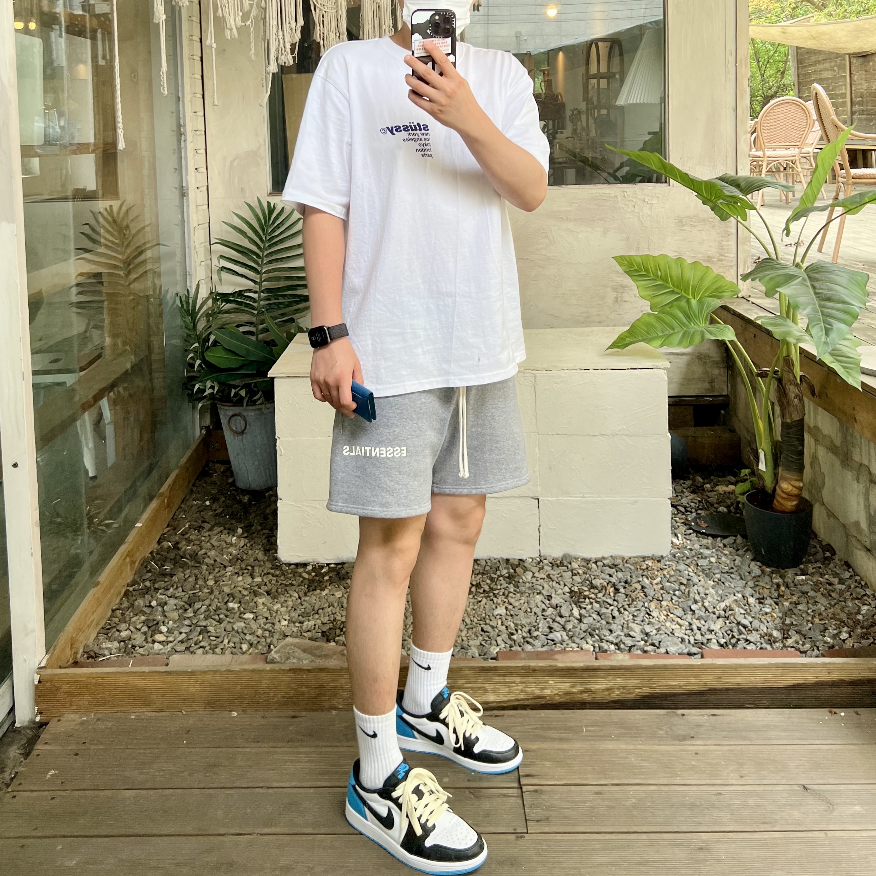 Stussy Strawberry T-Shirt White, Jordan 1 Retro Low OG Black and Dark Powder Blue 착용 스타일