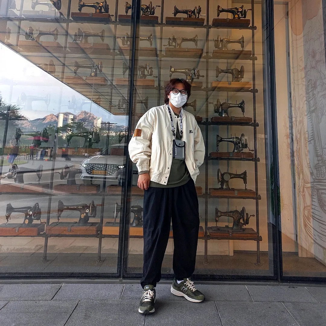 Off-White x Amore Pacific Protection Box (Without Cosmetics), New Balance 2002R Grape Leaf 착용 스타일 - 2