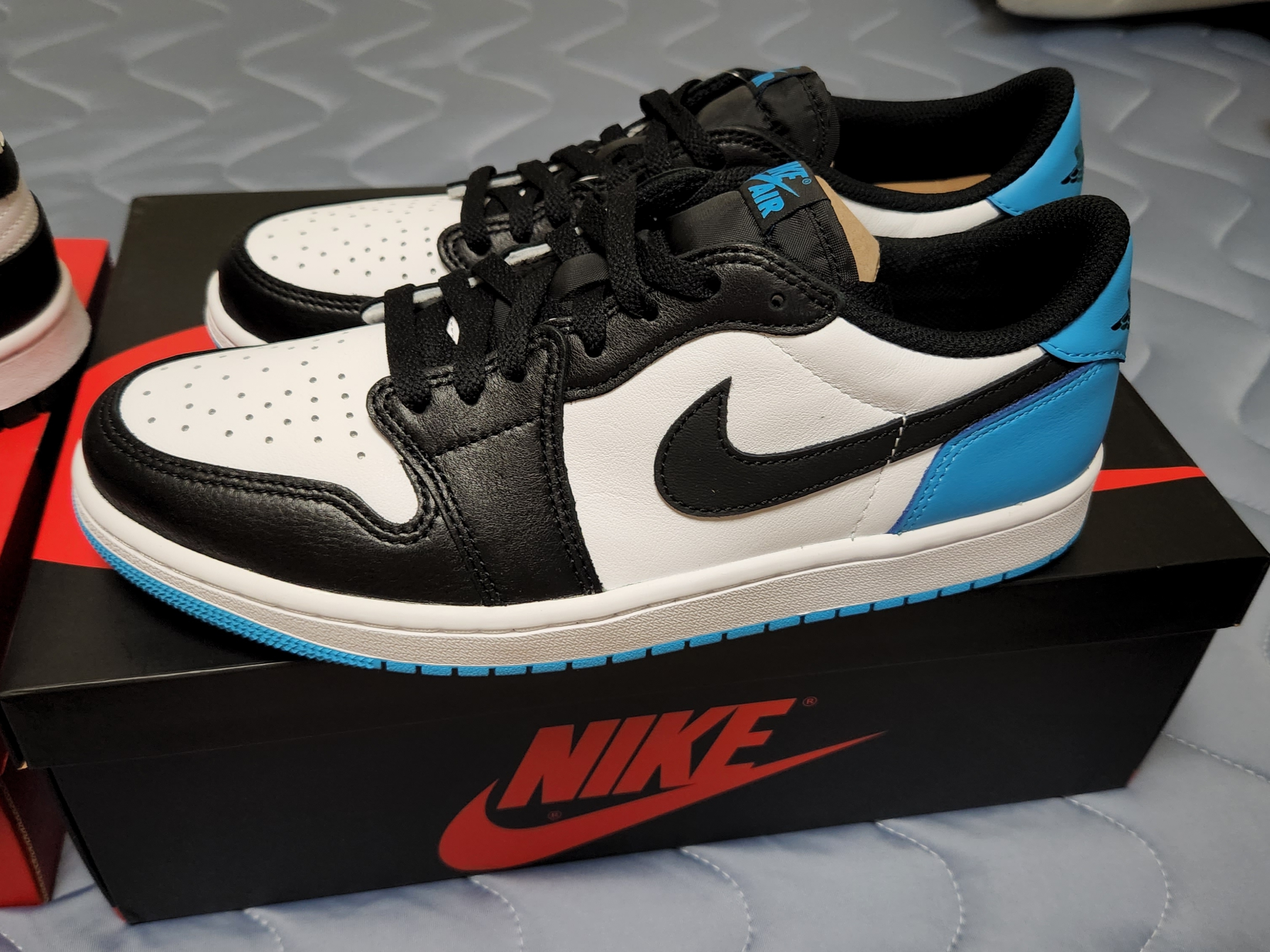 Jordan 1 Retro Low OG Black and Dark Powder Blue 착용 스타일 - 2