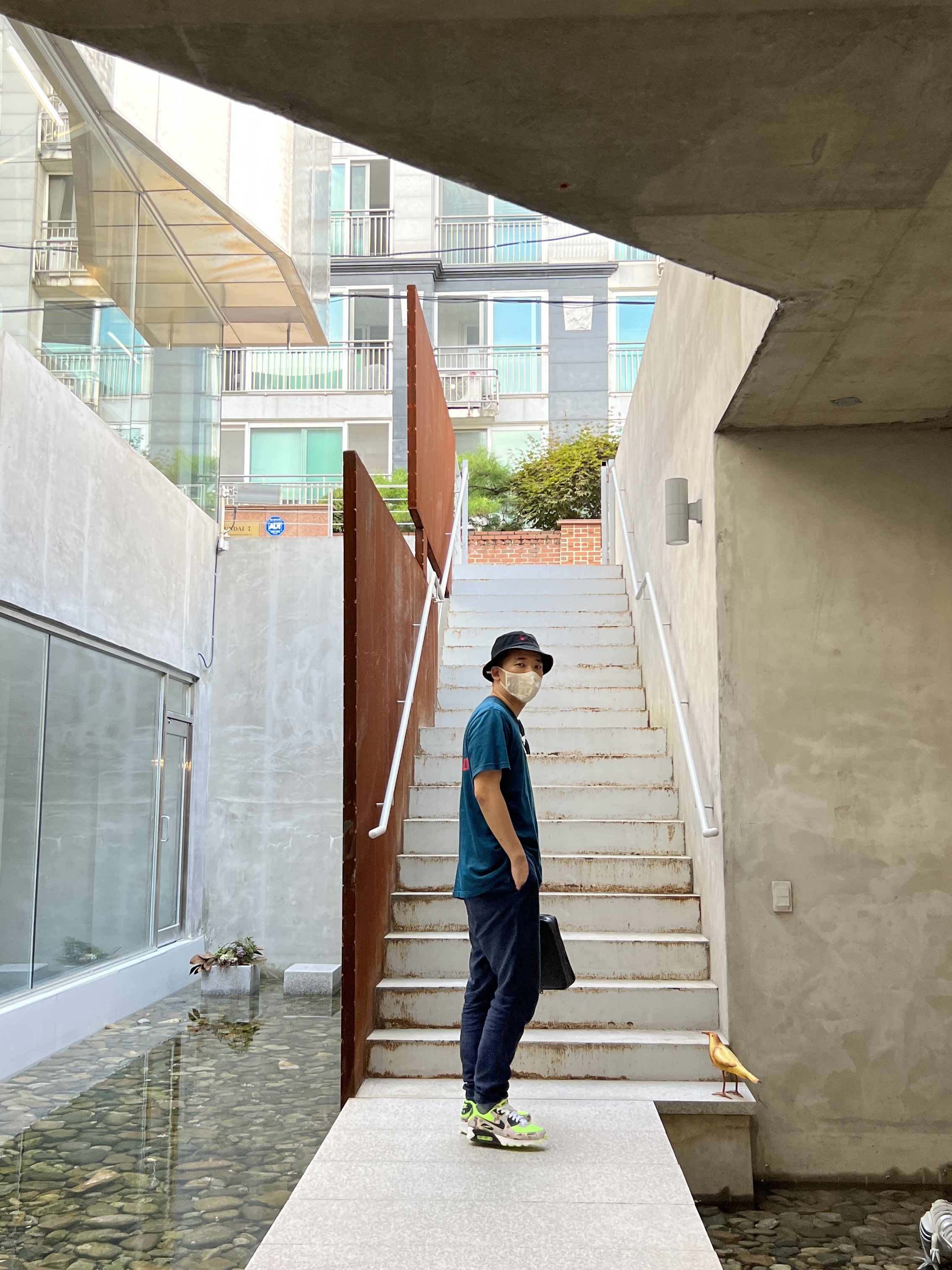 Nike Air Max 90 Duck Camo Volt 착용 스타일