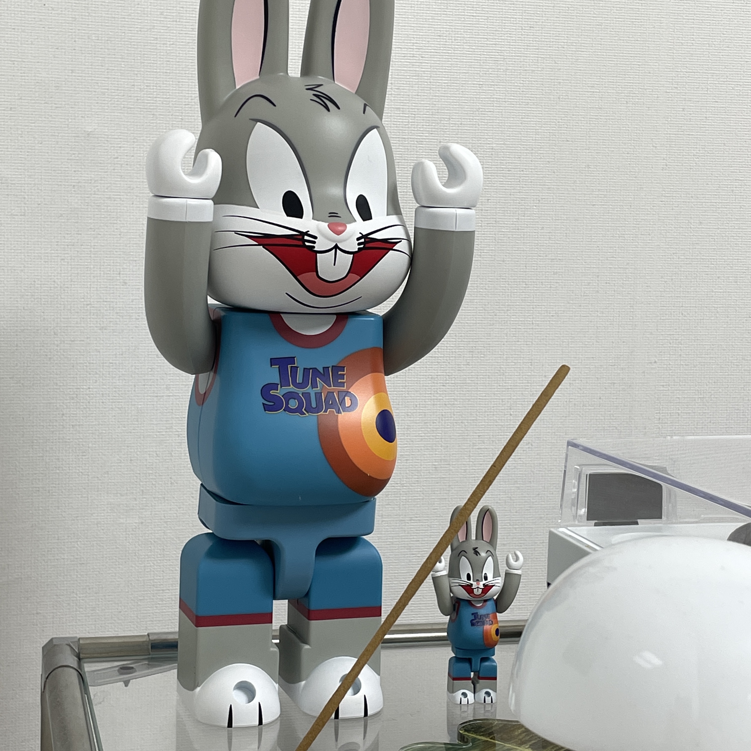 Bearbrick x Space Jam Rabbrick Bugs Bunny Grey 100% & 400% Set 착용 스타일