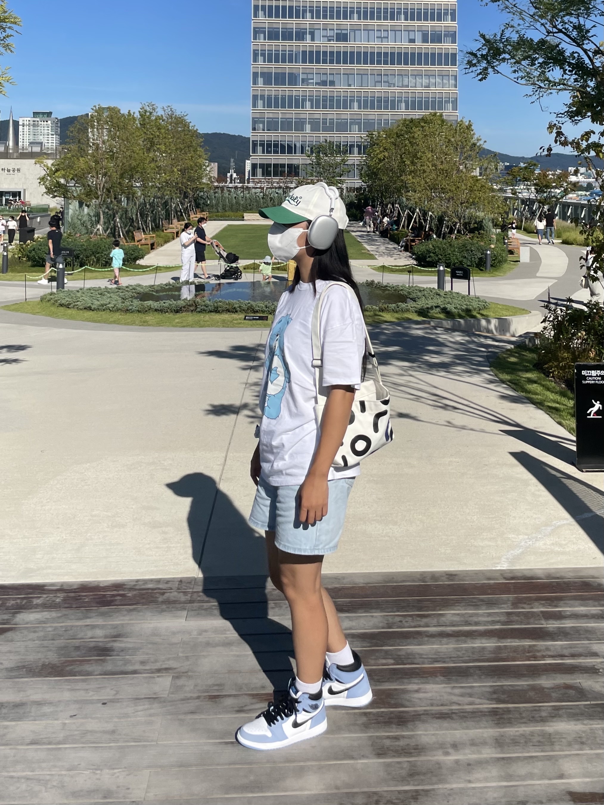 Jordan 1 Retro High OG University Blue, Apple AirPods Max Lightning Silver (Korean Ver.) 착용 스타일 - 2