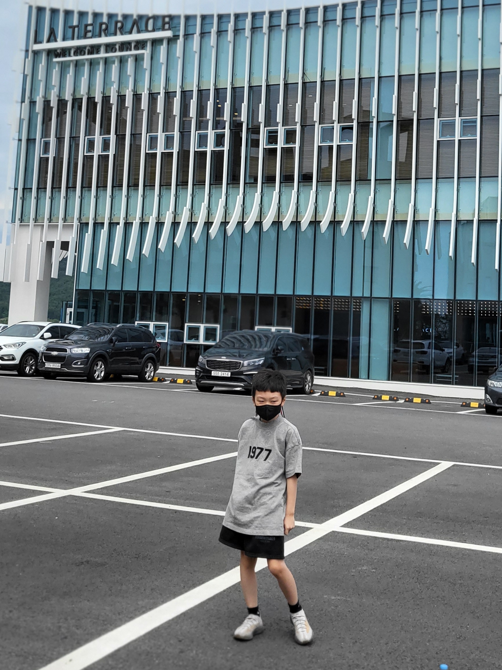 (Kids) Essentials 1977 T-Shirt Dark Oatmeal - 22SS, (Kids) Essentials Sweatshorts Black - 21SS 착용 스타일