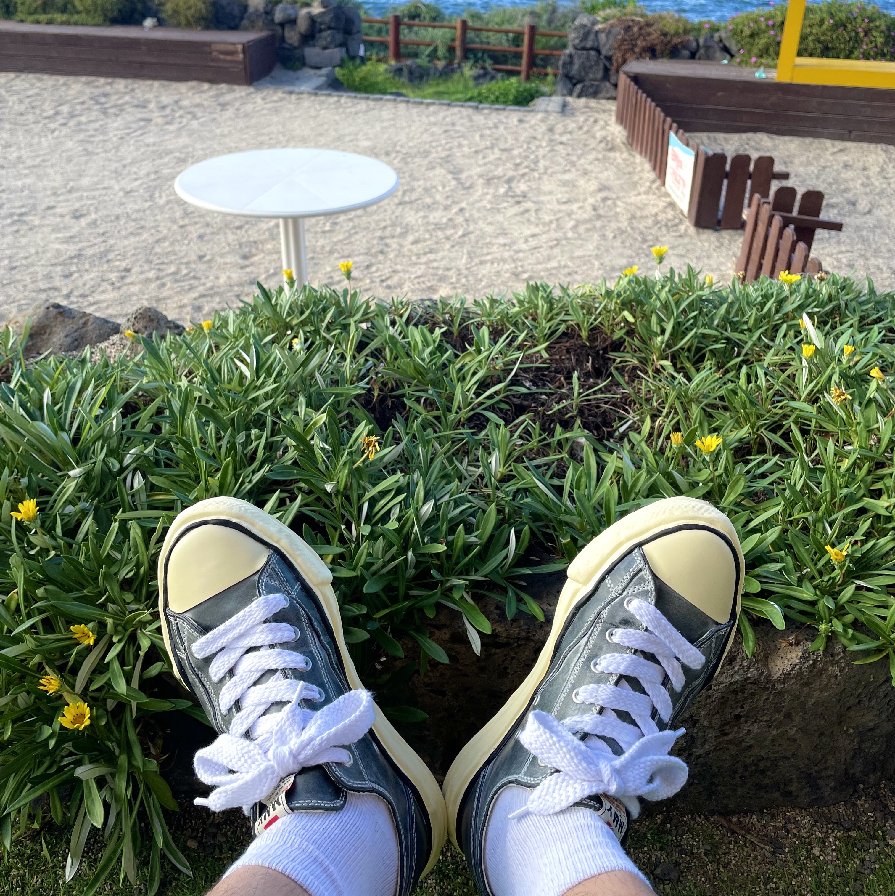 Maison Mihara Yasuhiro Peterson OG Sole Paraffin Leather Low-top Sneakers Black 착용 스타일