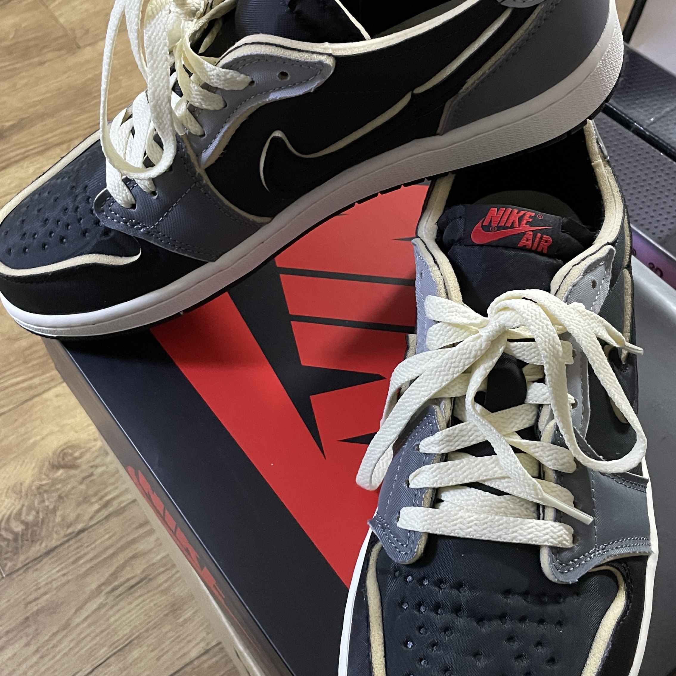 Jordan 1 Retro Low OG EX Black and Smoke Grey 착용 스타일 - 1