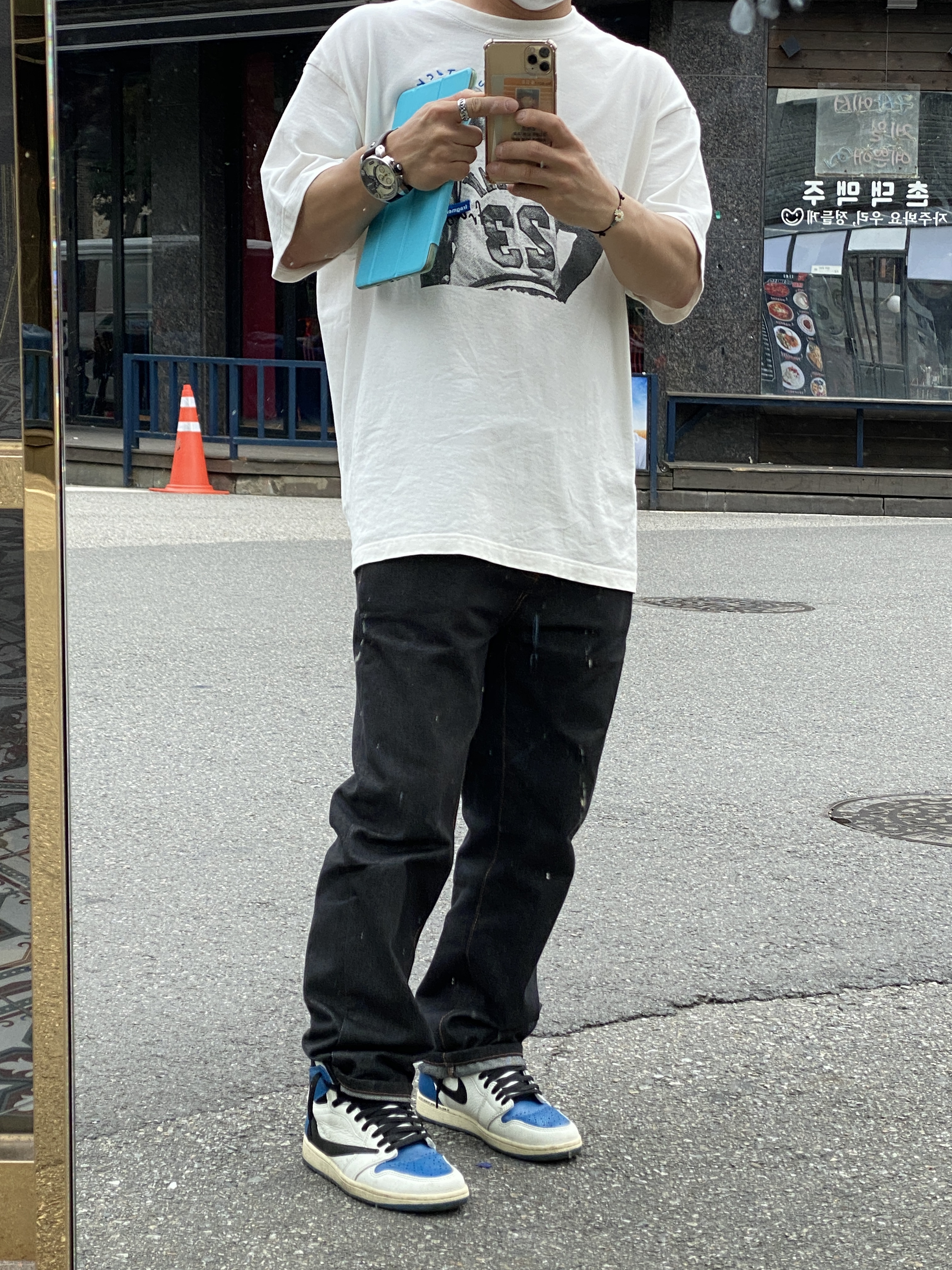 Jordan 1 x Travis Scott x Fragment Retro High OG SP Military Blue, Jordan x Travis Scott x Fragment T-Shirt Sail (DJ0619-133) 착용 스타일