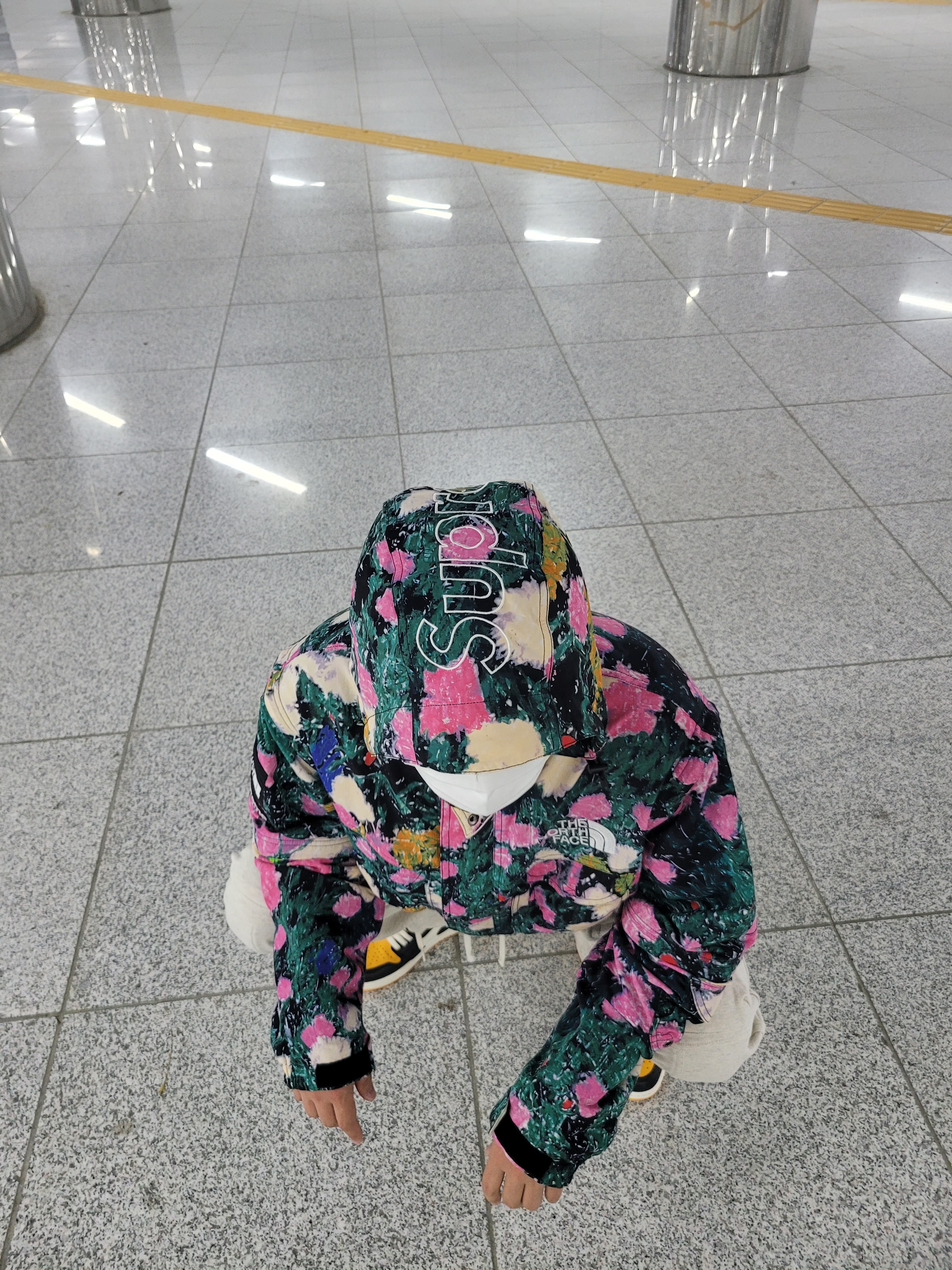 Supreme x The North Face Trekking Convertible Jacket Flowers - 22SS, Jordan 1 Retro High OG Taxi 착용 스타일 - 2