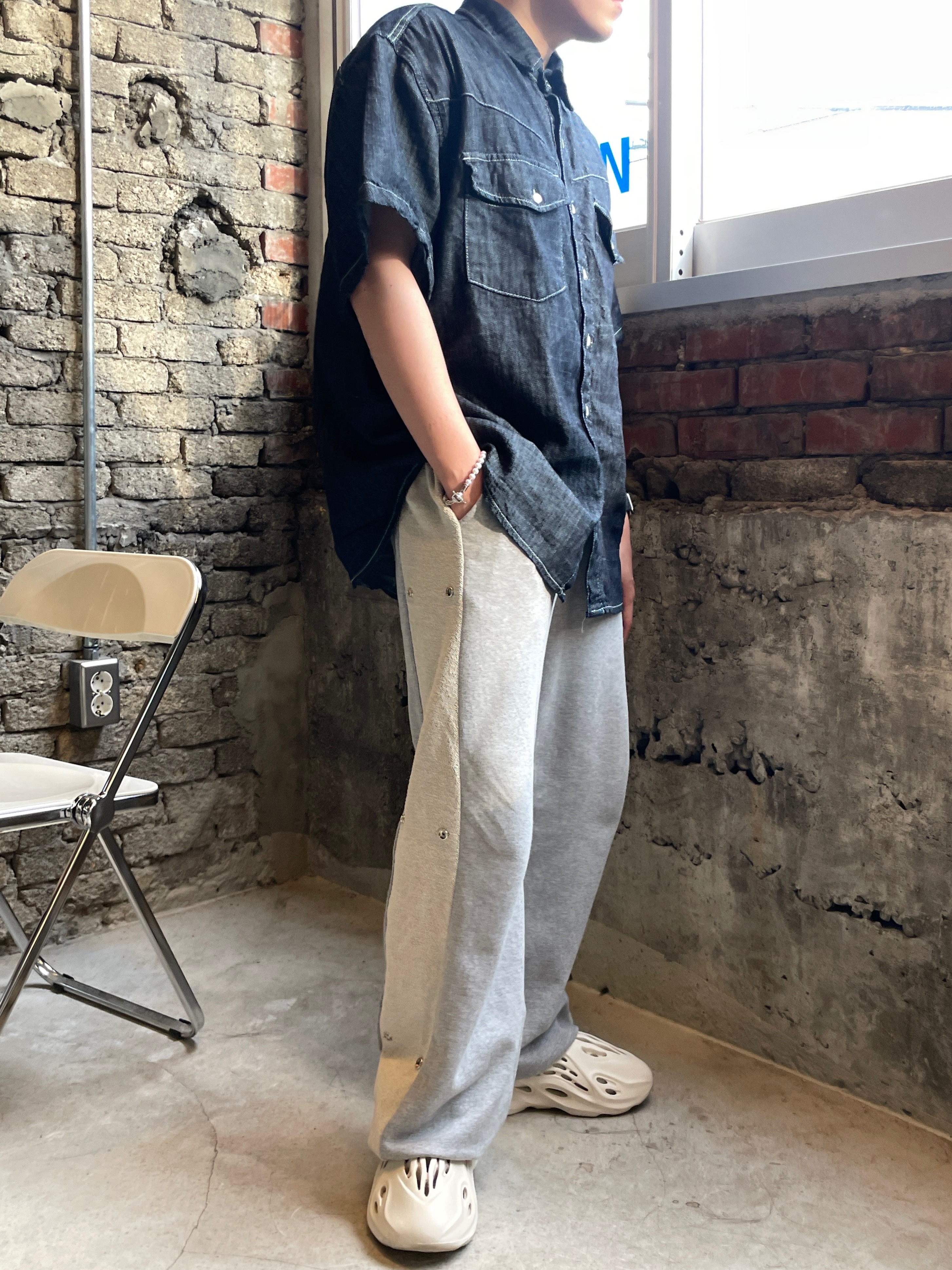Adidas Yeezy Foam RNNR Sand 착용 스타일 - 3