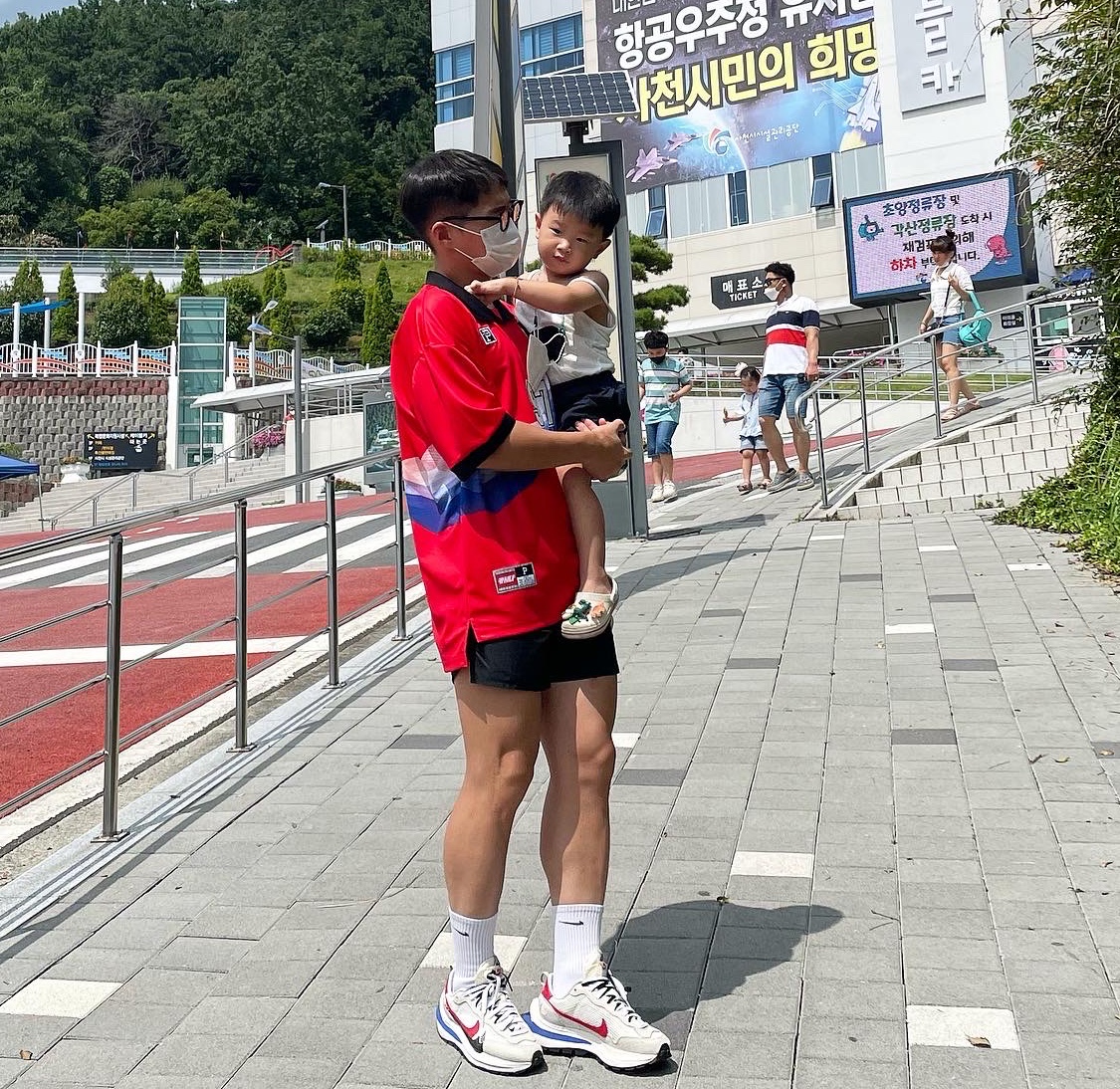 Nike x Sacai VaporWaffle Royal Fuchsia 착용 스타일
