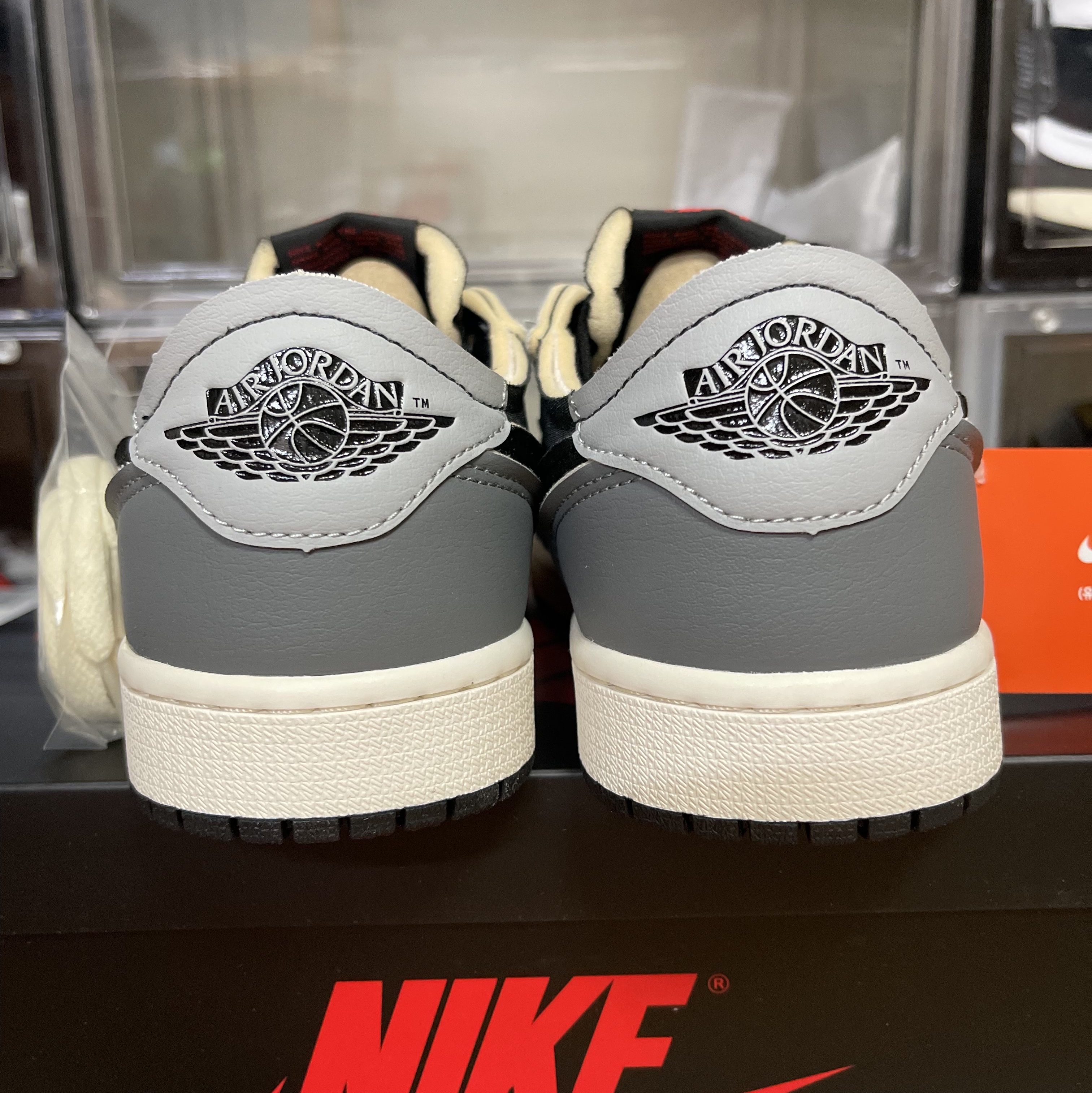 Jordan 1 Retro Low OG EX Black and Smoke Grey 착용 스타일 - 3