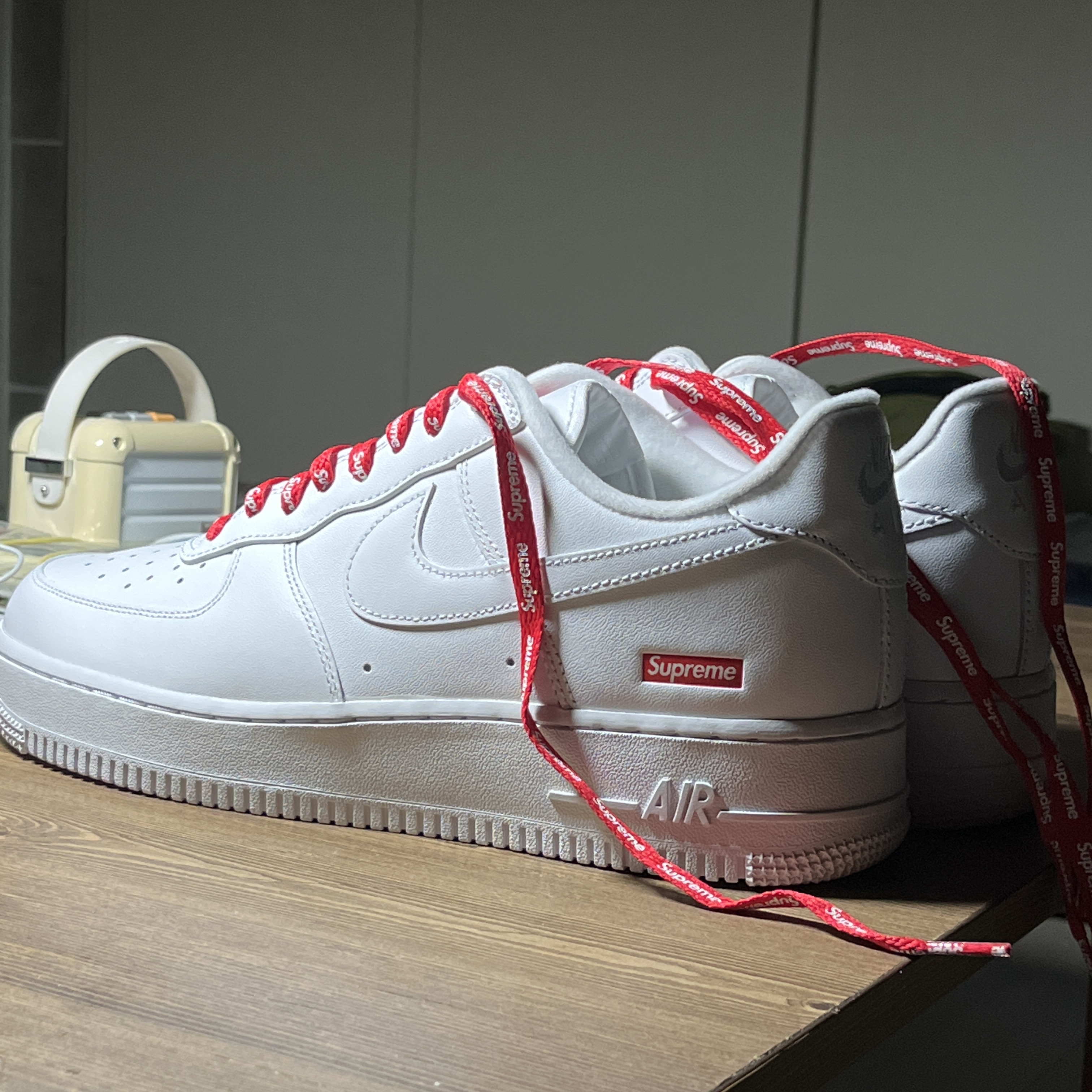 Nike x Supreme Air Force 1 Low White 착용 스타일 - 3
